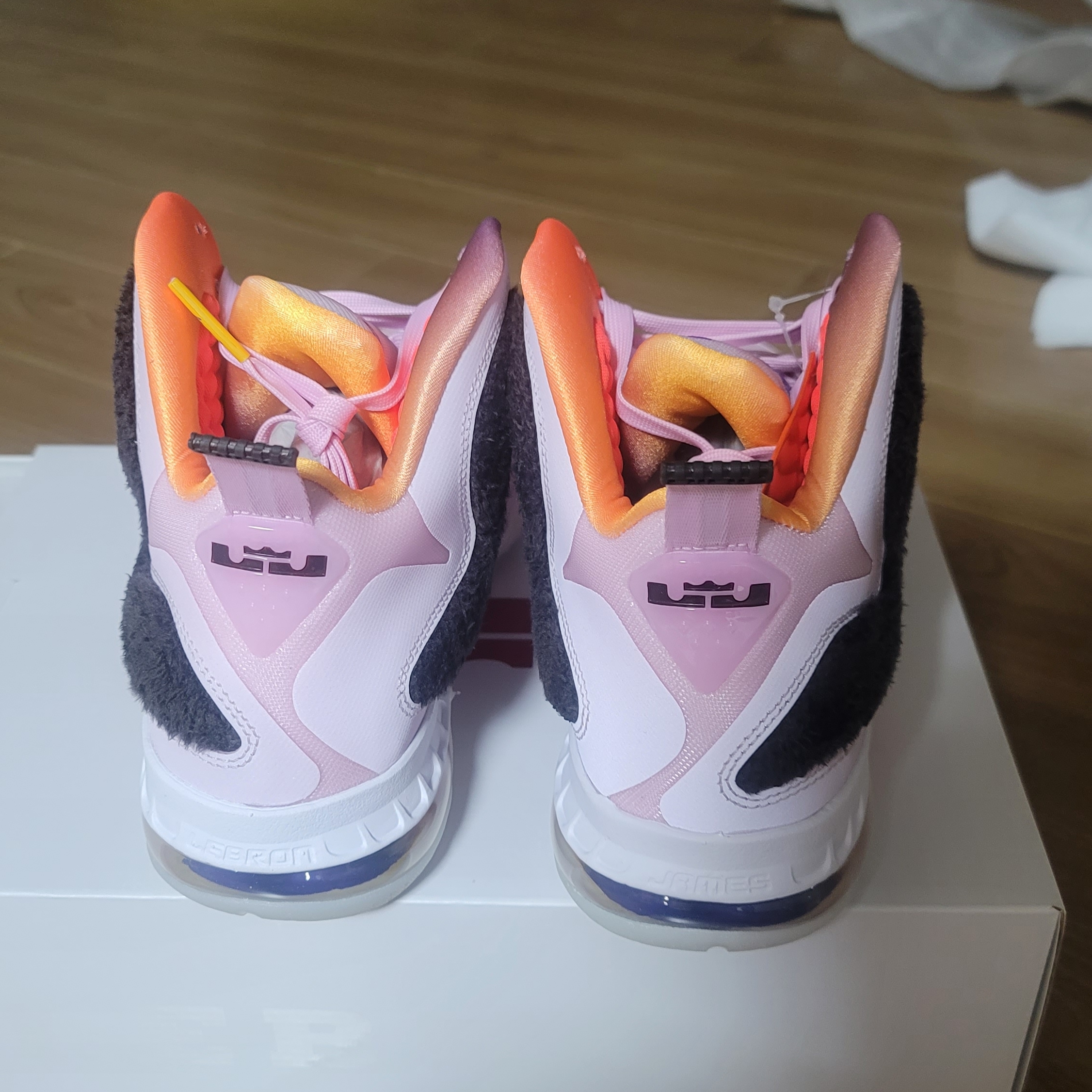 Nike LeBron 9 Regal Pink and Velvet Brown 착용 스타일 - 3