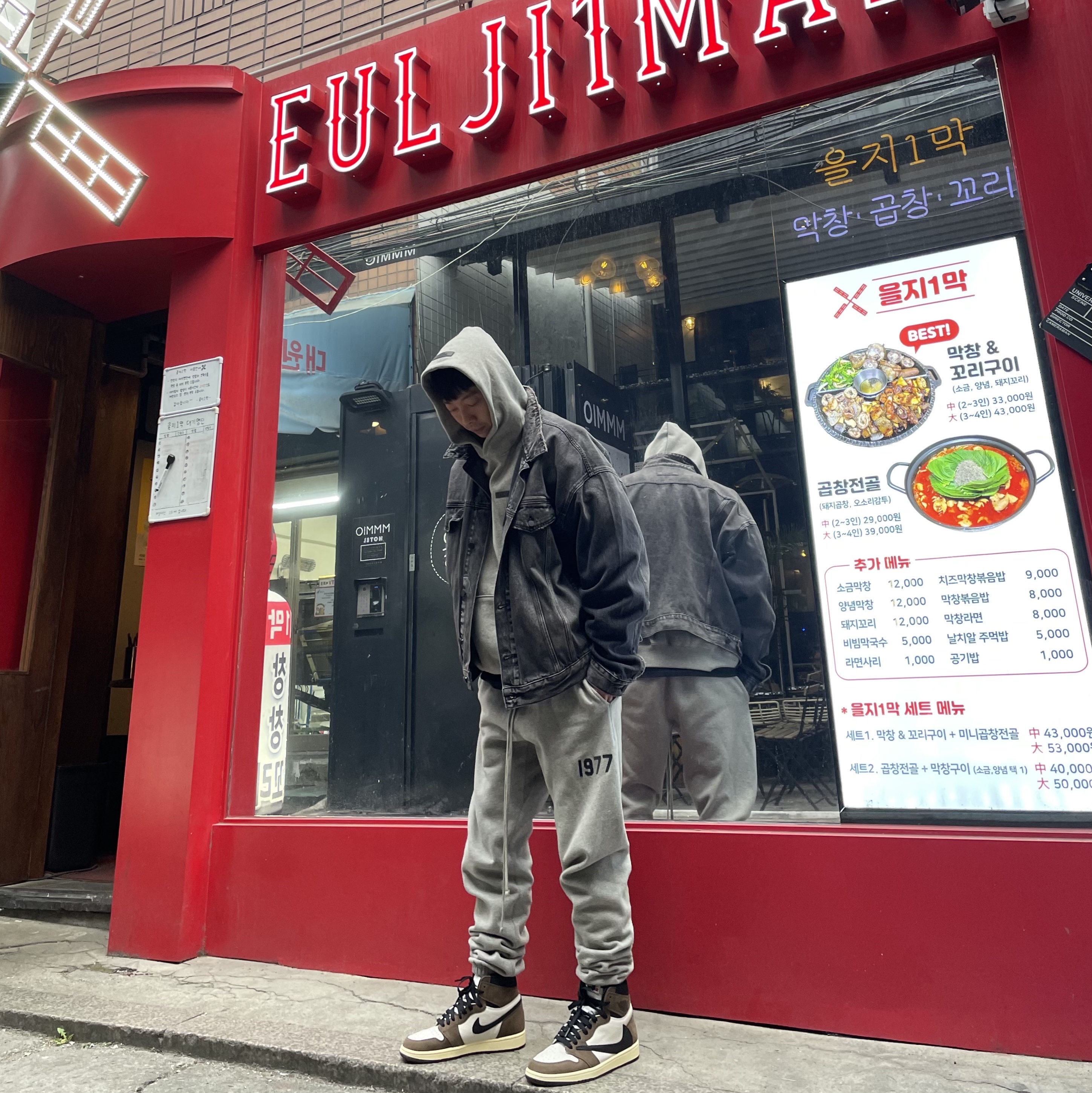 Essentials 1977 Hoodie Dark Oatmeal - 22SS, Essentials 1977 Sweatpants Dark Oatmeal - 22SS 착용 스타일