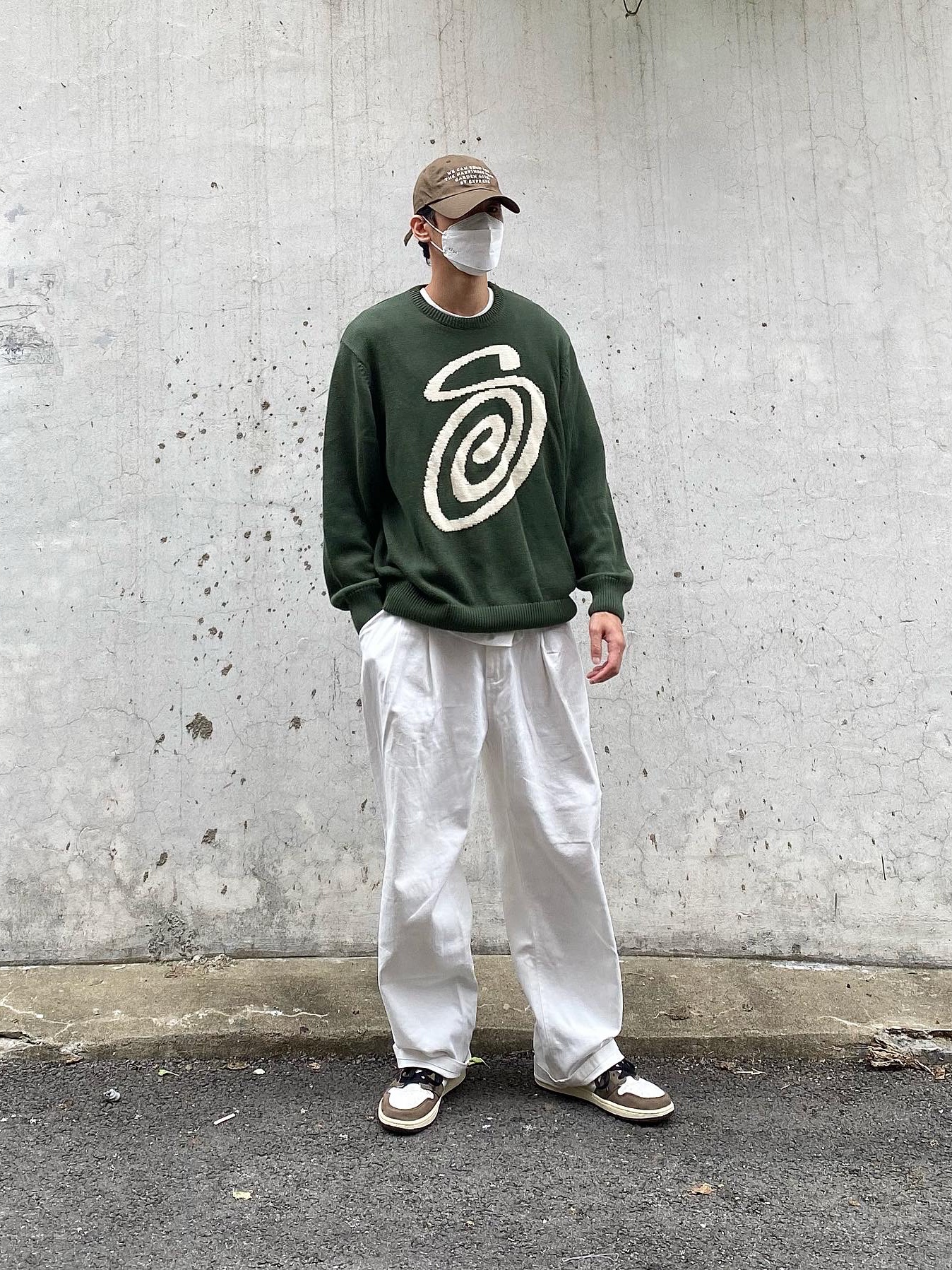 Stussy Curly S Sweater Green, Jordan 1 x Travis Scott Retro High OG SP Mocha 착용 스타일 - 3