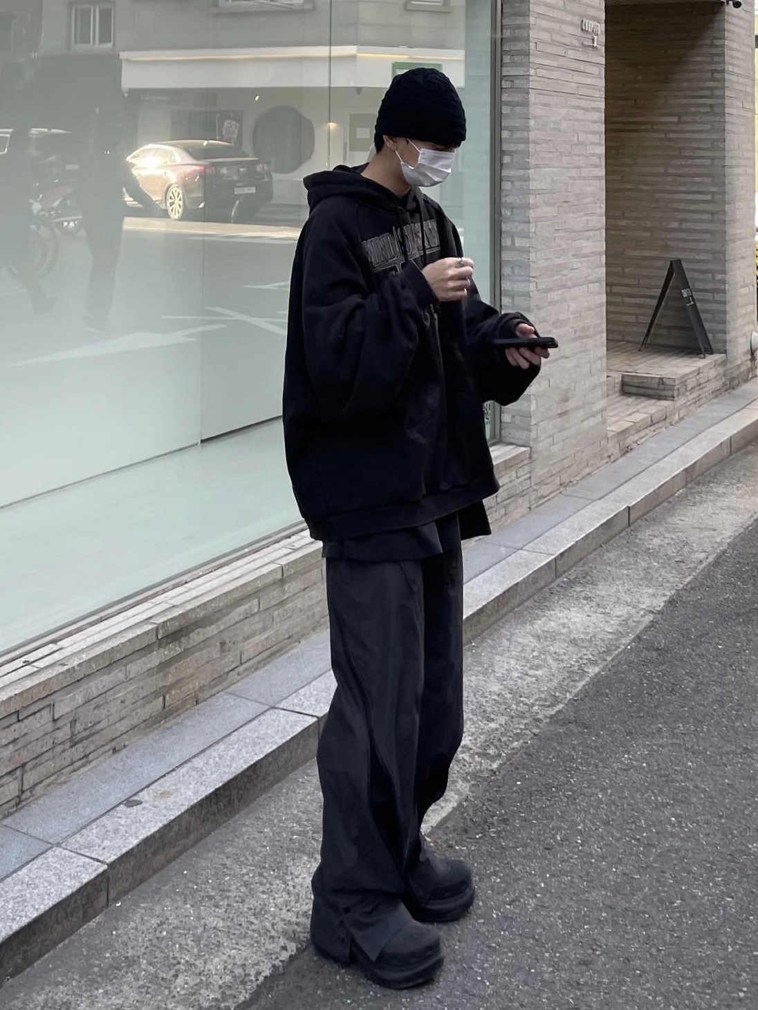 Balenciaga x Crocs Rubber Boot Black 착용 스타일 - 2