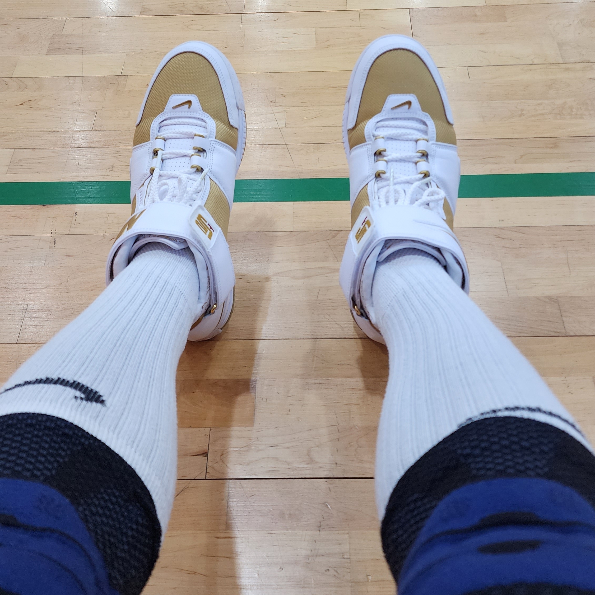 Nike Zoom LeBron 2 Metallic Gold and White 착용 스타일
