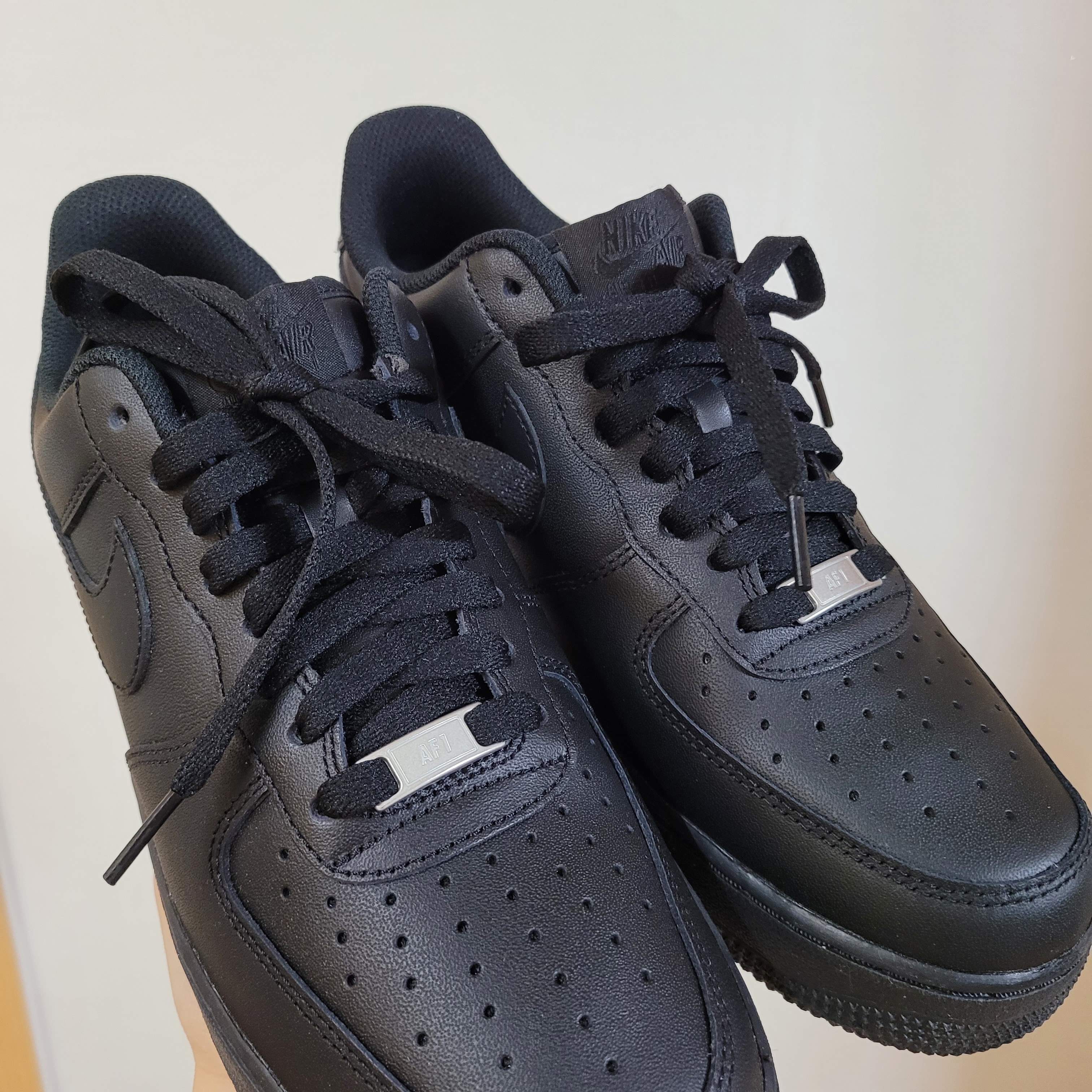 Nike Air Force 1 '07 Low Triple Black 착용 스타일 - 3