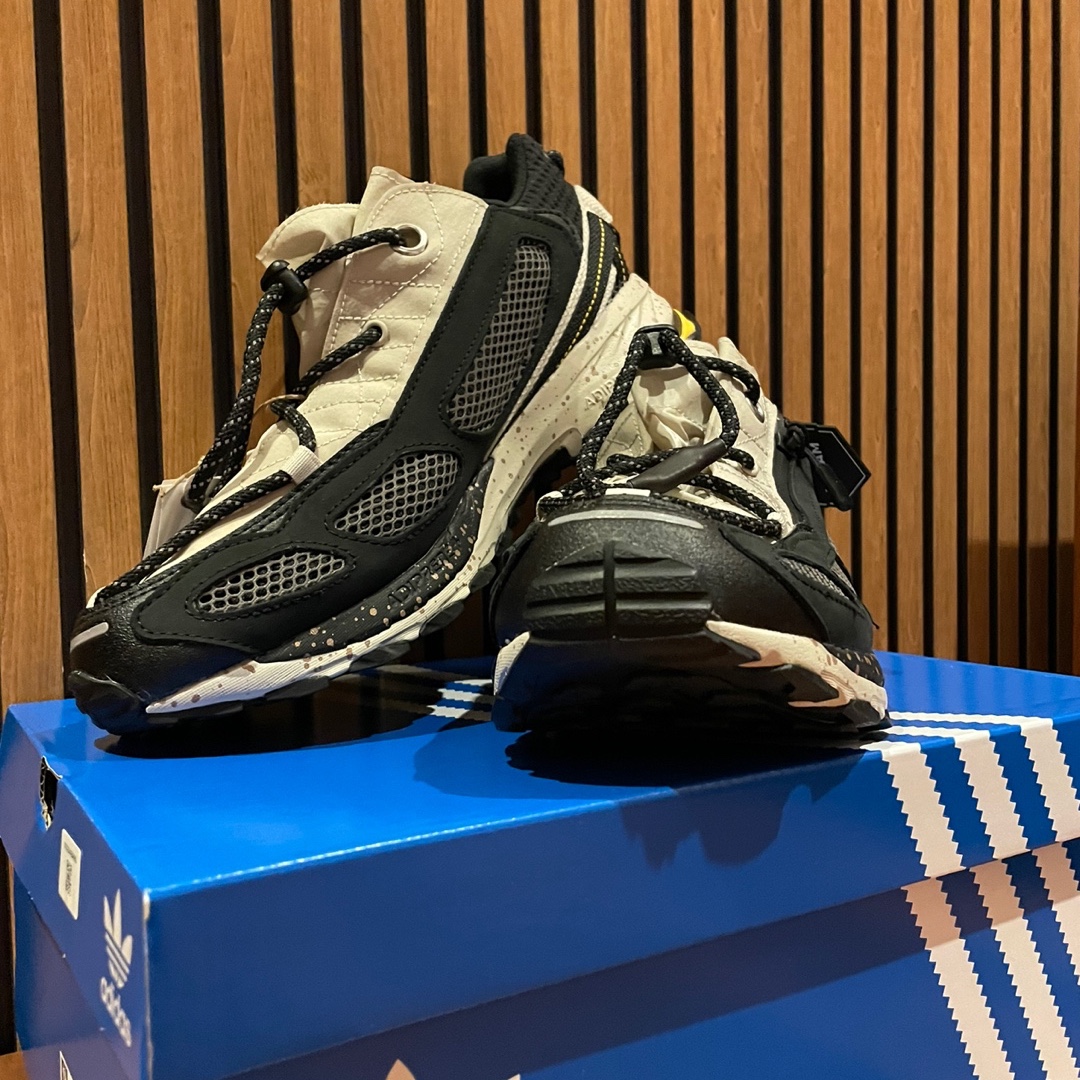 Adidas Shadowturf Core Black Silver Metallic 착용 스타일