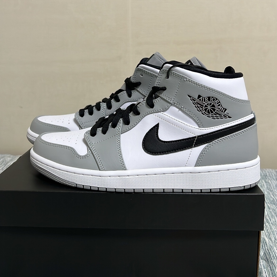 Jordan 1 Mid Light Smoke Grey 착용 스타일