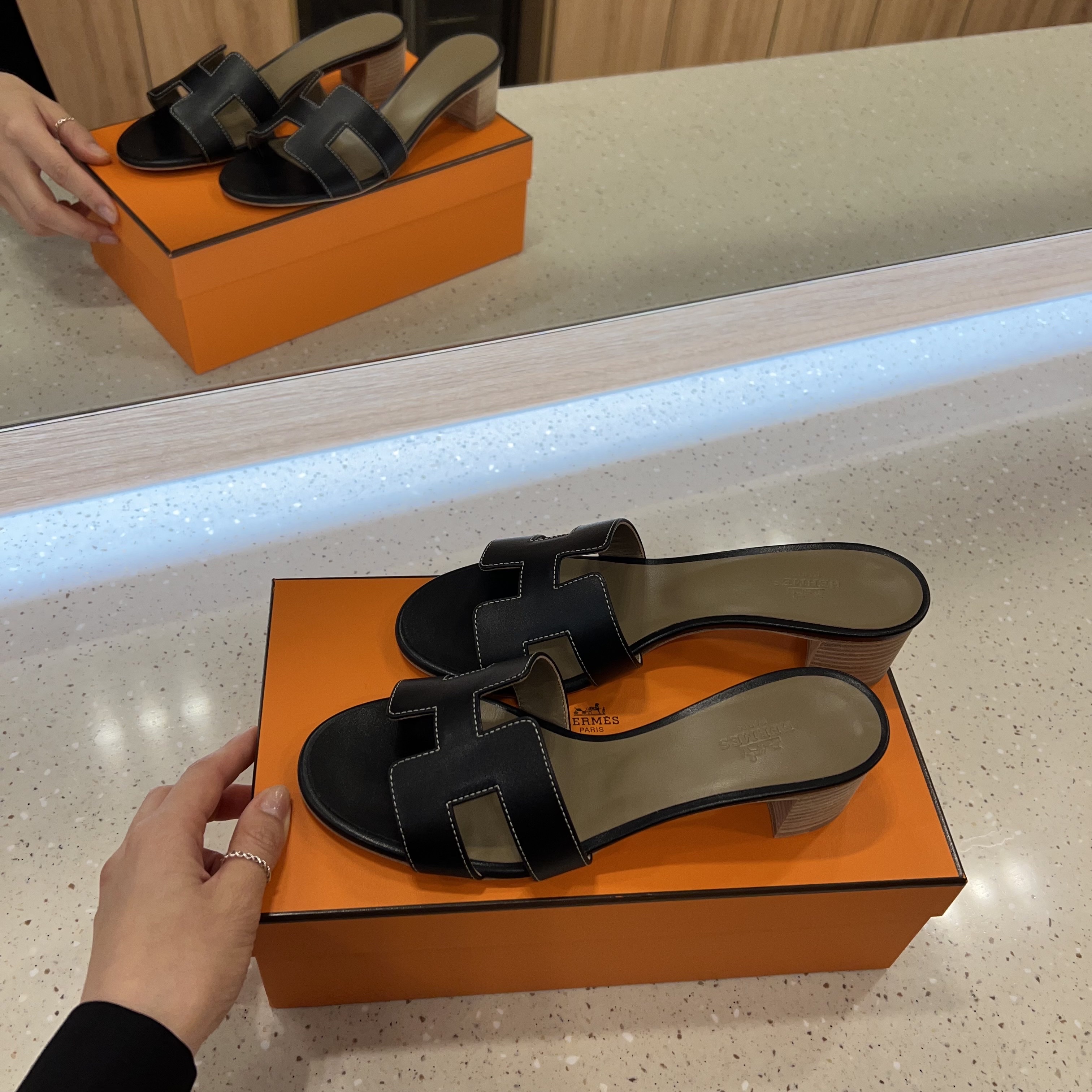 (W) Hermes Oasis Sandal Calfskin & Noir Piqures Ecrues 착용 스타일 - 1