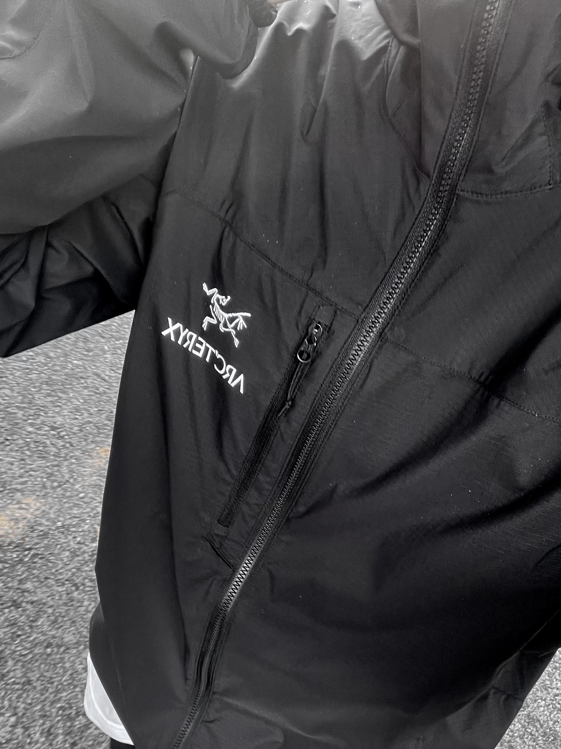 Arc'teryx Squamish Hoody Black, Apple AirPods Max Lightning Space Gray (Korean Ver.) 착용 스타일 - 1