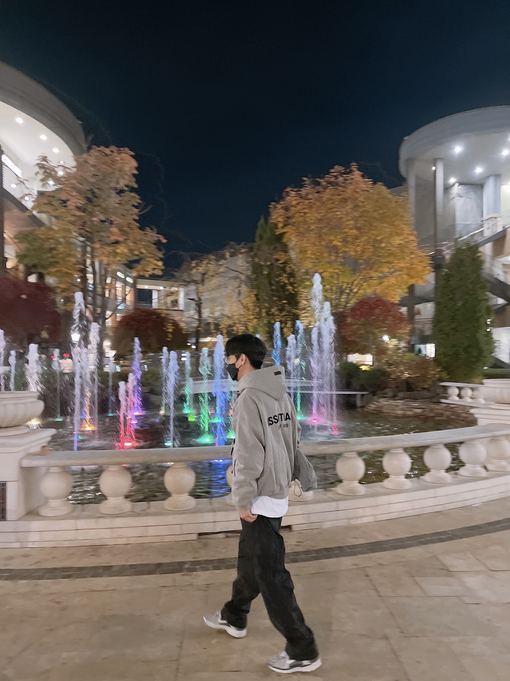Essentials The Core Collection Hoodie Dark Oatmeal, (W) Nike Zoom Vomero 5 Cobblestone and Flat Pewter 착용 스타일 - 1