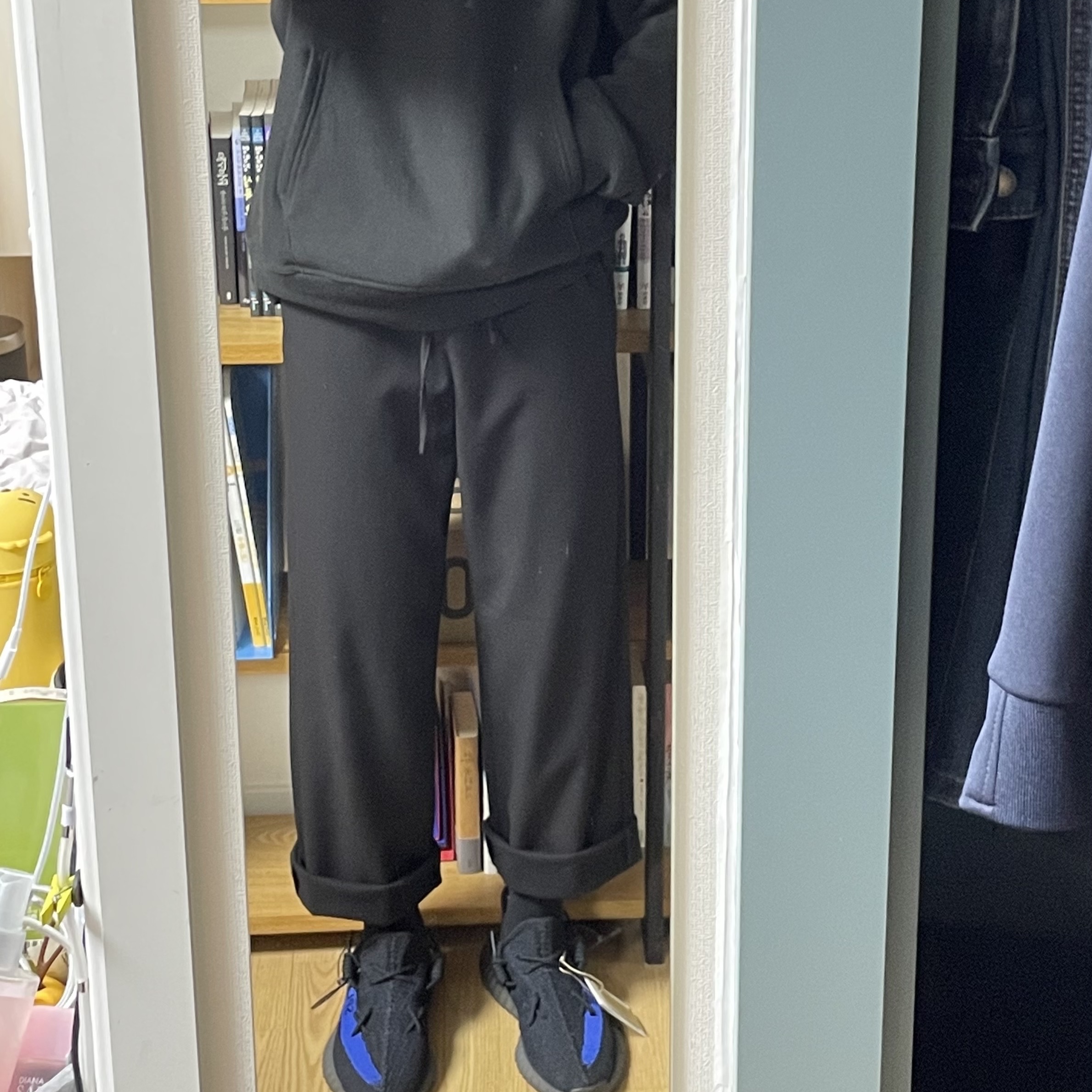 Adidas Yeezy Boost 350 V2 Dazzling Blue, Stussy Basic Stussy Hoodie Black 2022 착용 스타일