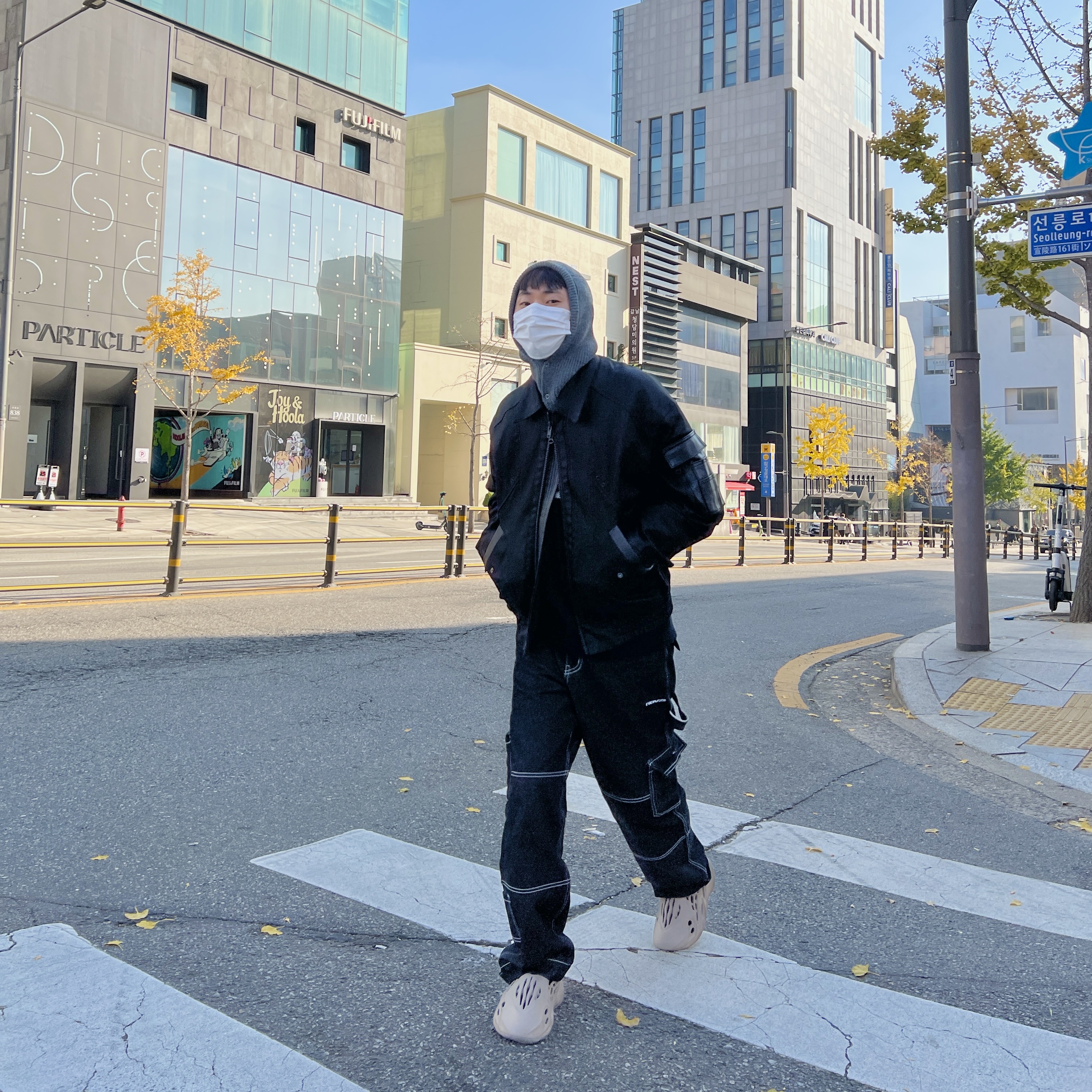 Adidas Yeezy Foam RNNR Stone Sage 착용 스타일 - 1