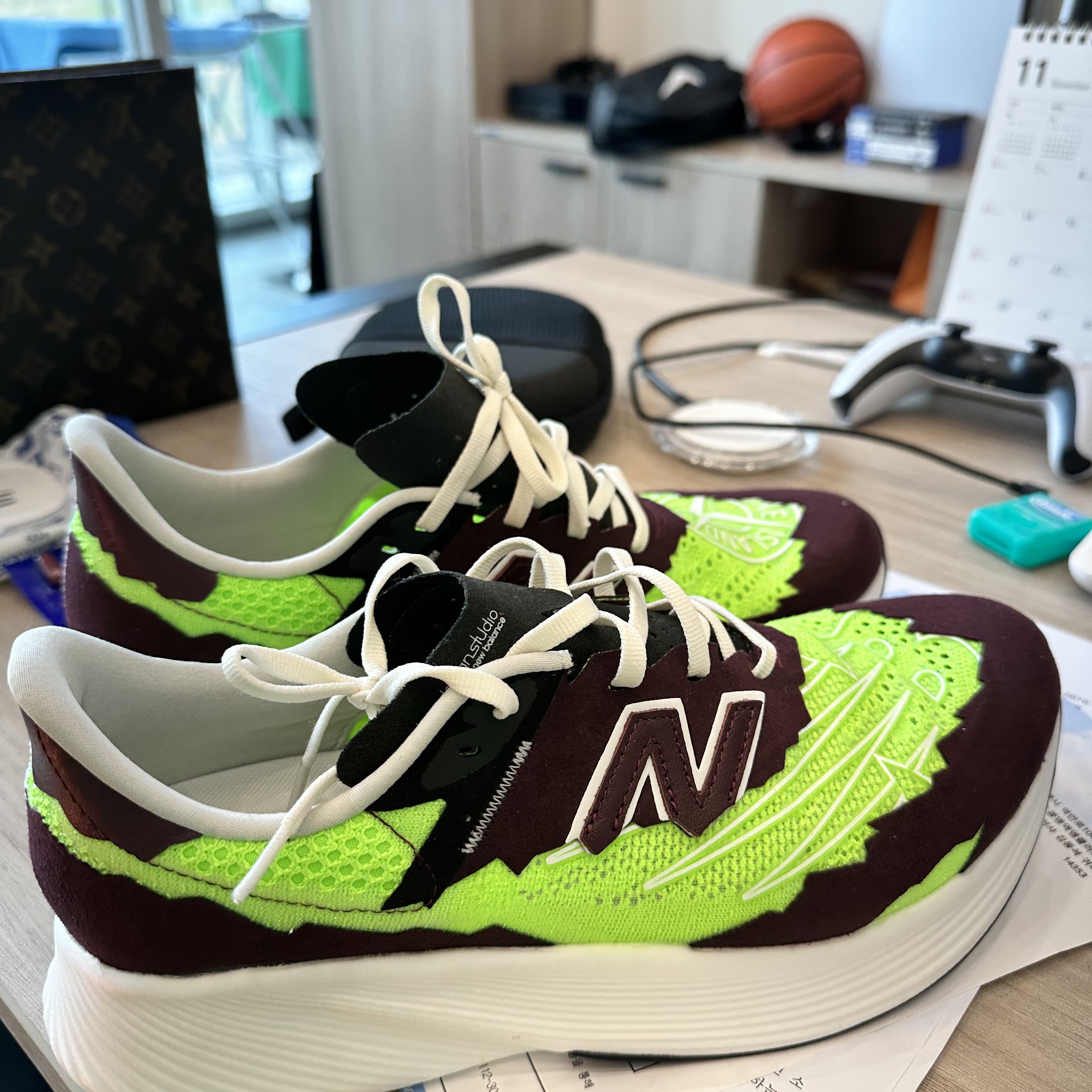 New Balance x Stone Island x Tokyo Design Studio FuelCell RC Elite v2 SI Green 착용 스타일 - 3