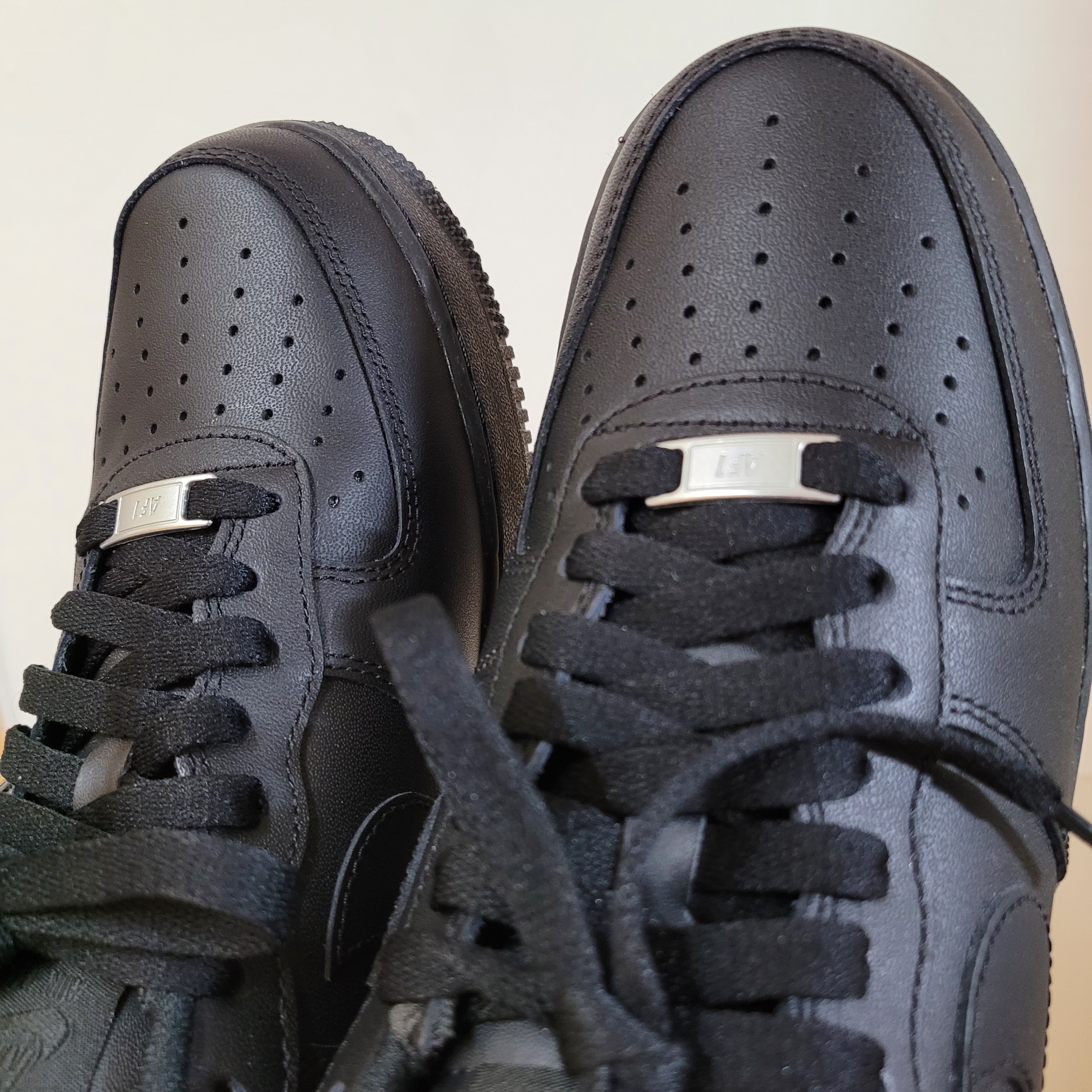 Nike Air Force 1 '07 Low Triple Black 착용 스타일 - 2