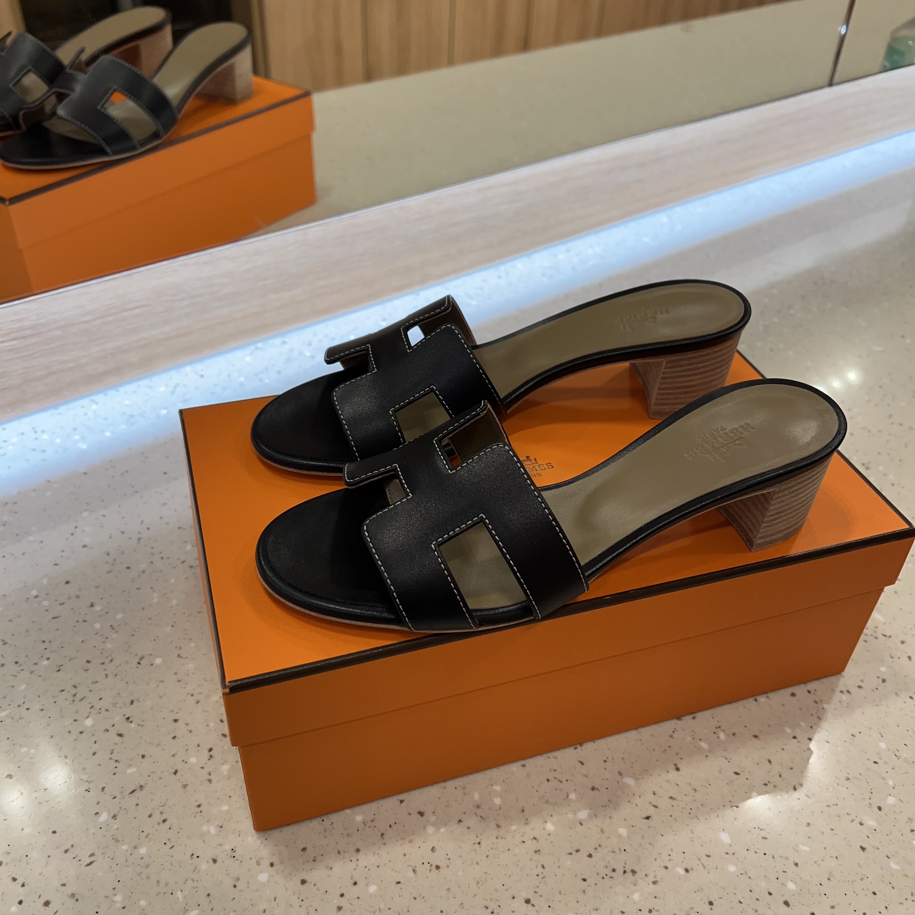 (W) Hermes Oasis Sandal Calfskin & Noir Piqures Ecrues 착용 스타일 - 2