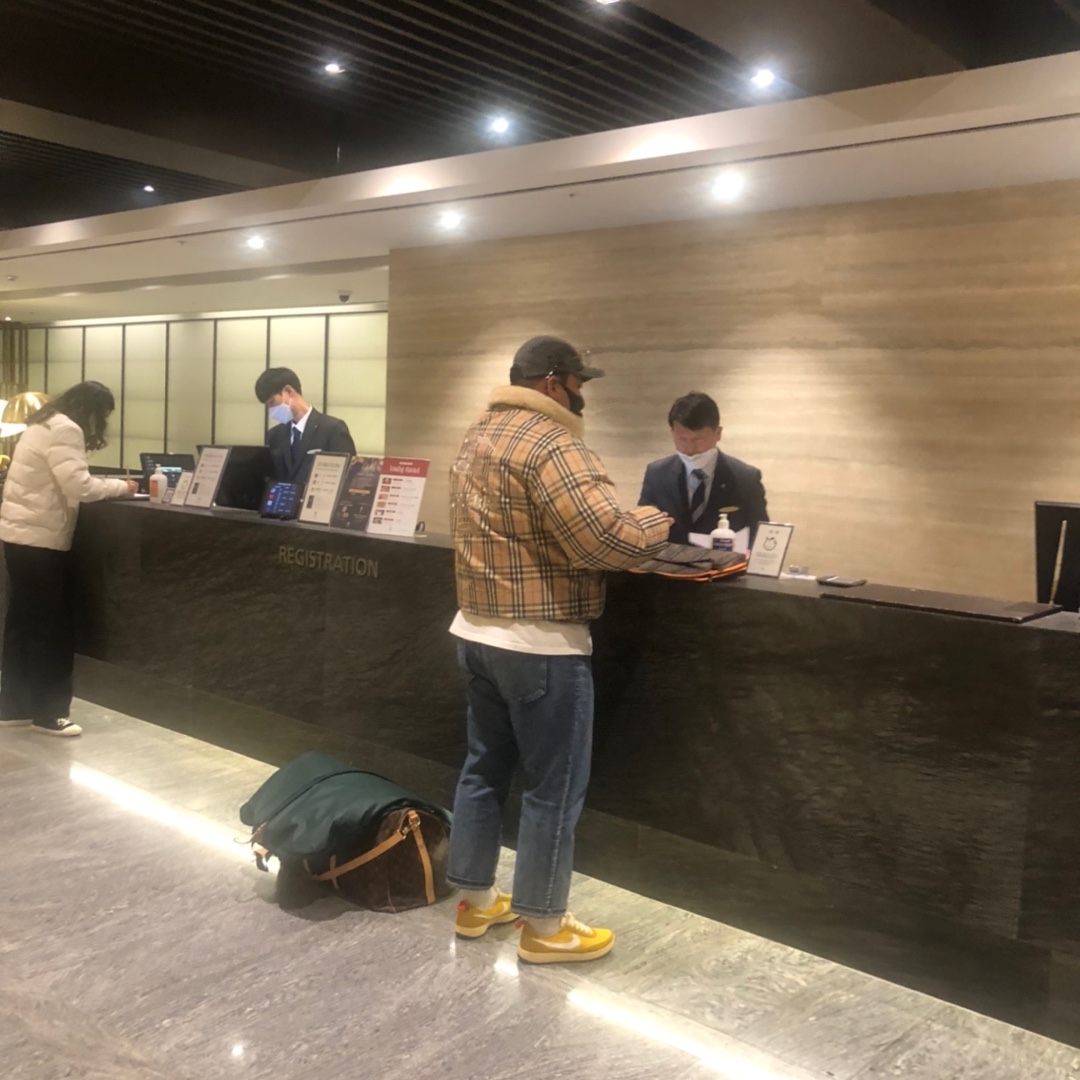 Supreme x Burberry Shearling Collar Down Puffer Jacket Beige - 22SS, Supreme Denim Camp Cap Washed Black - 22FW 착용 스타일 - 1