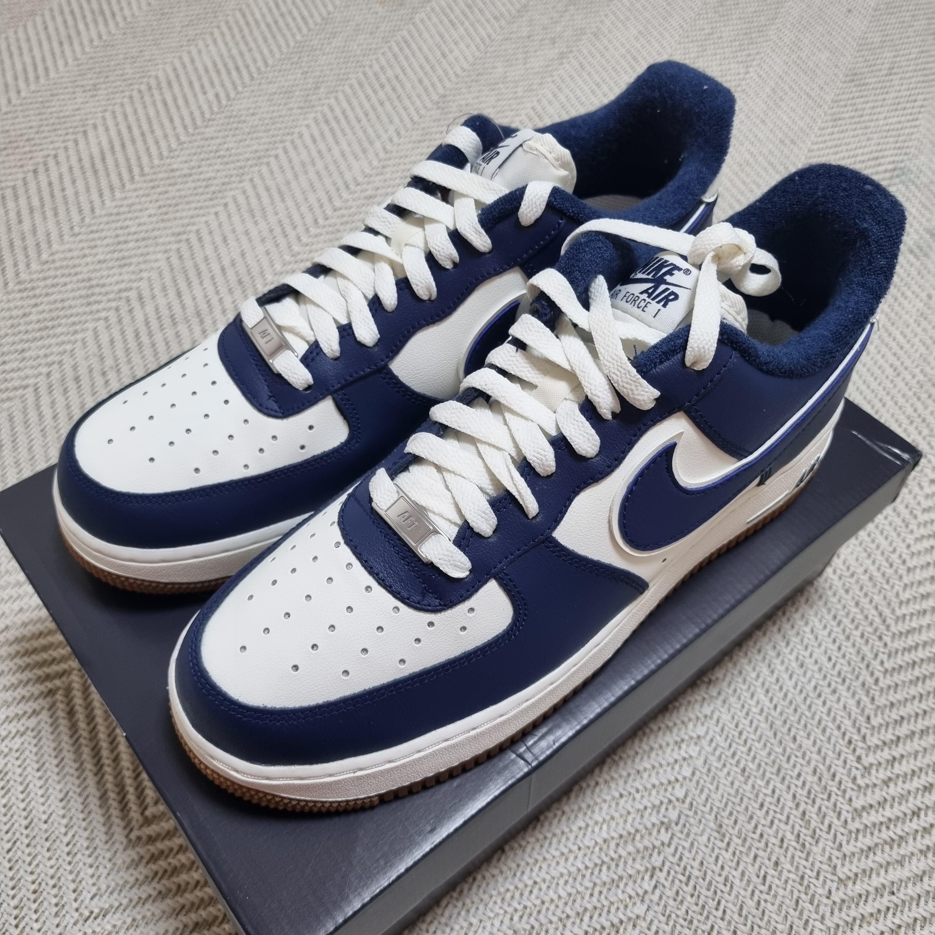 Nike Air Force 1 '07 LV8 Midnight Navy 착용 스타일 - 1