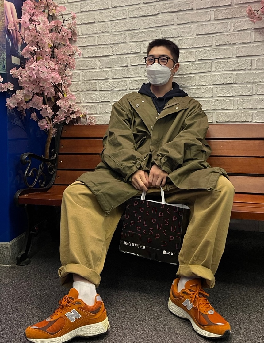 New Balance 2002R Rust Oxide 착용 스타일 - 1