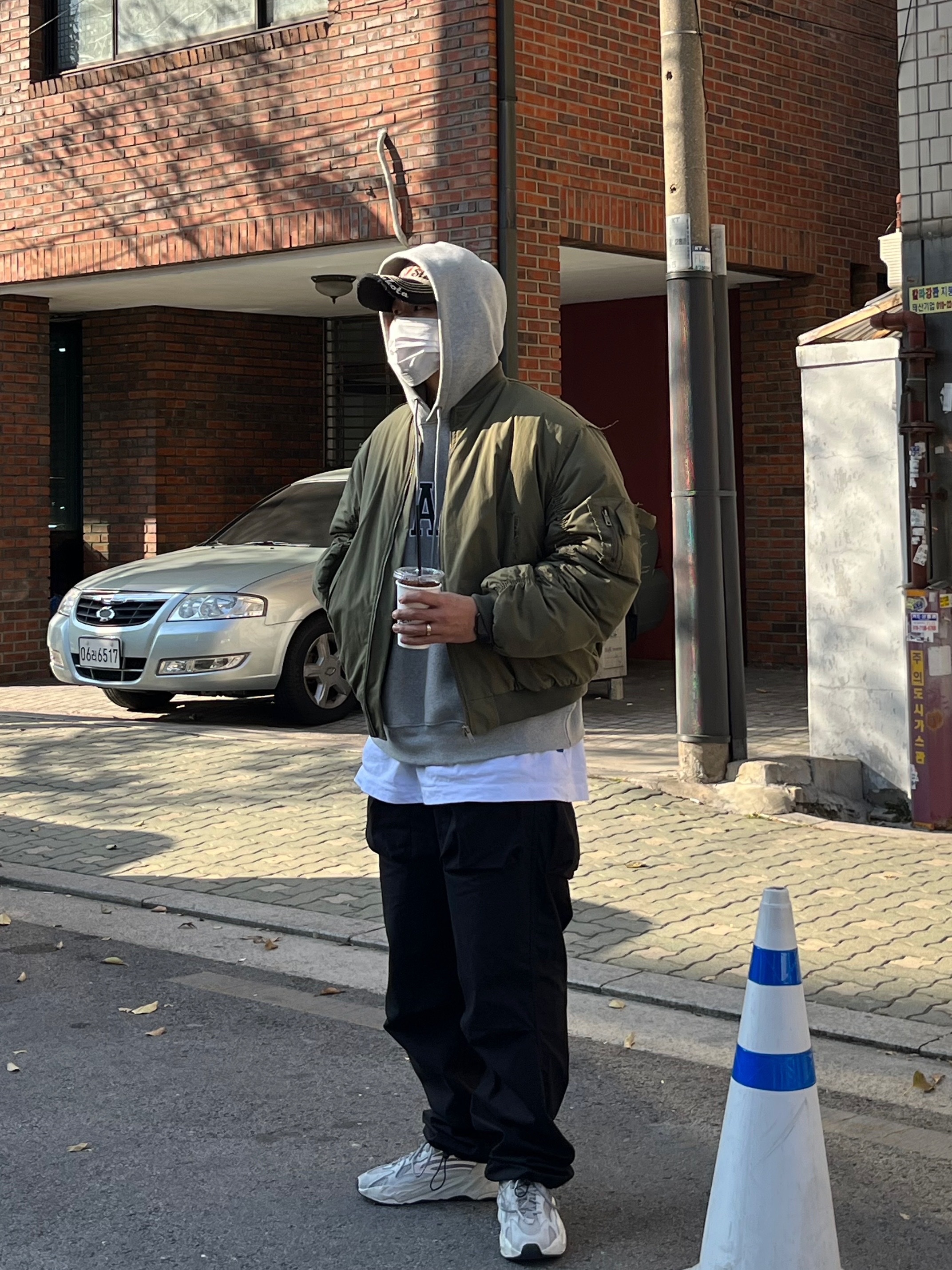 Adidas Yeezy Boost 700 V2 Static 2022 착용 스타일 - 4