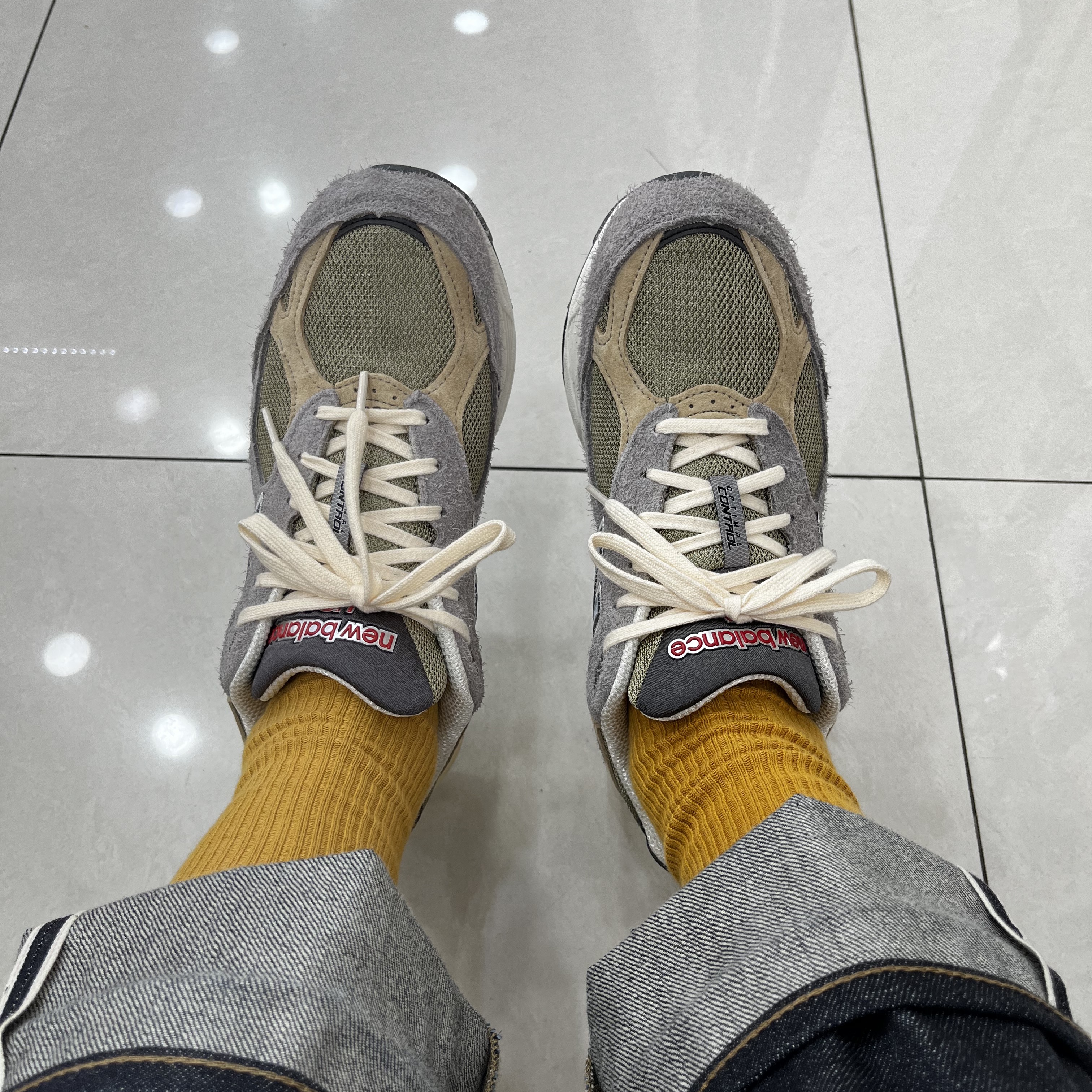 New Balance 990v3 Made in USA Marblehead Incense 착용 스타일 - 2