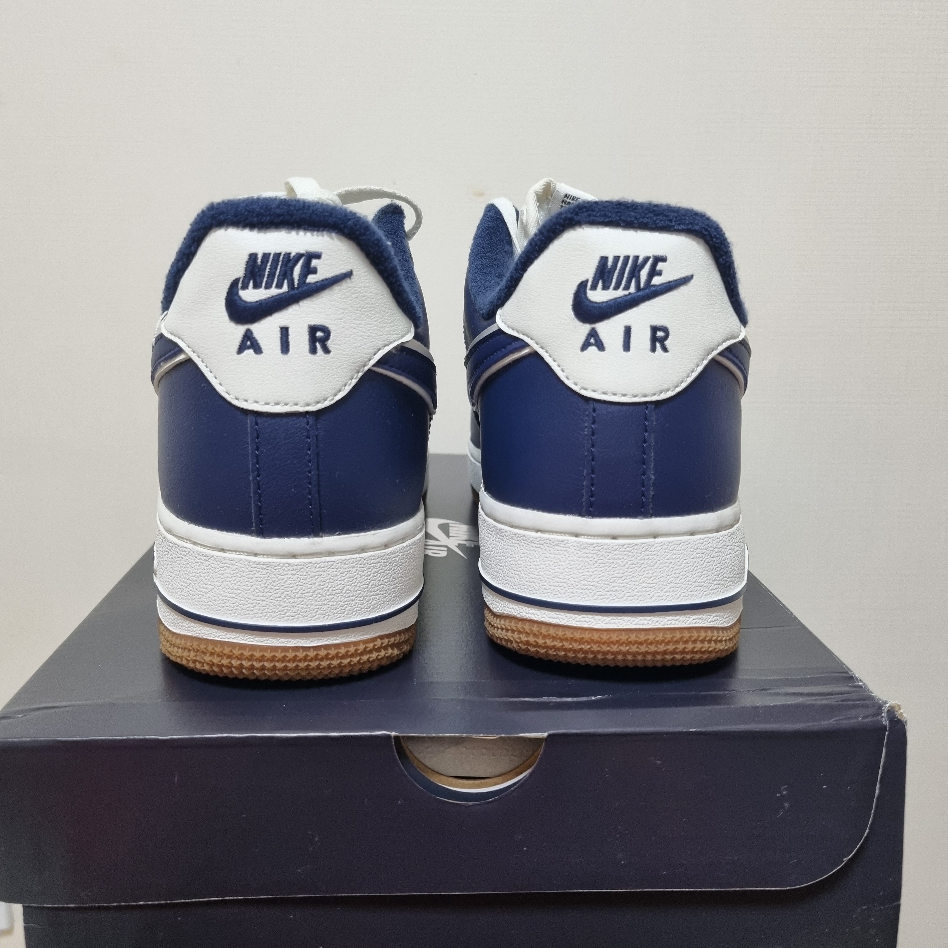 Nike Air Force 1 '07 LV8 Midnight Navy 착용 스타일 - 4