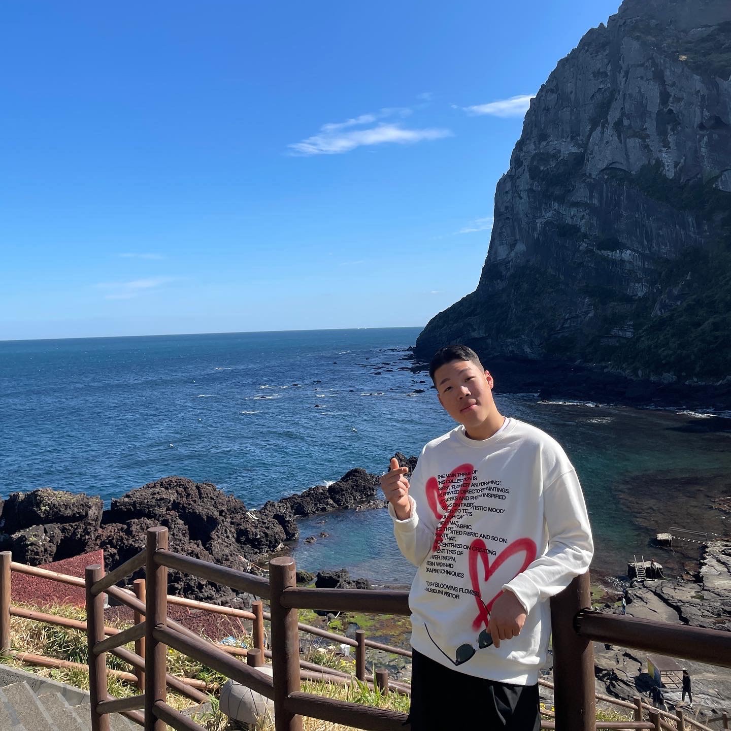 [KREAM 단독] The Museum Visitor Heart Sprayed Sweatshirt White -22PF 착용 스타일 - 1