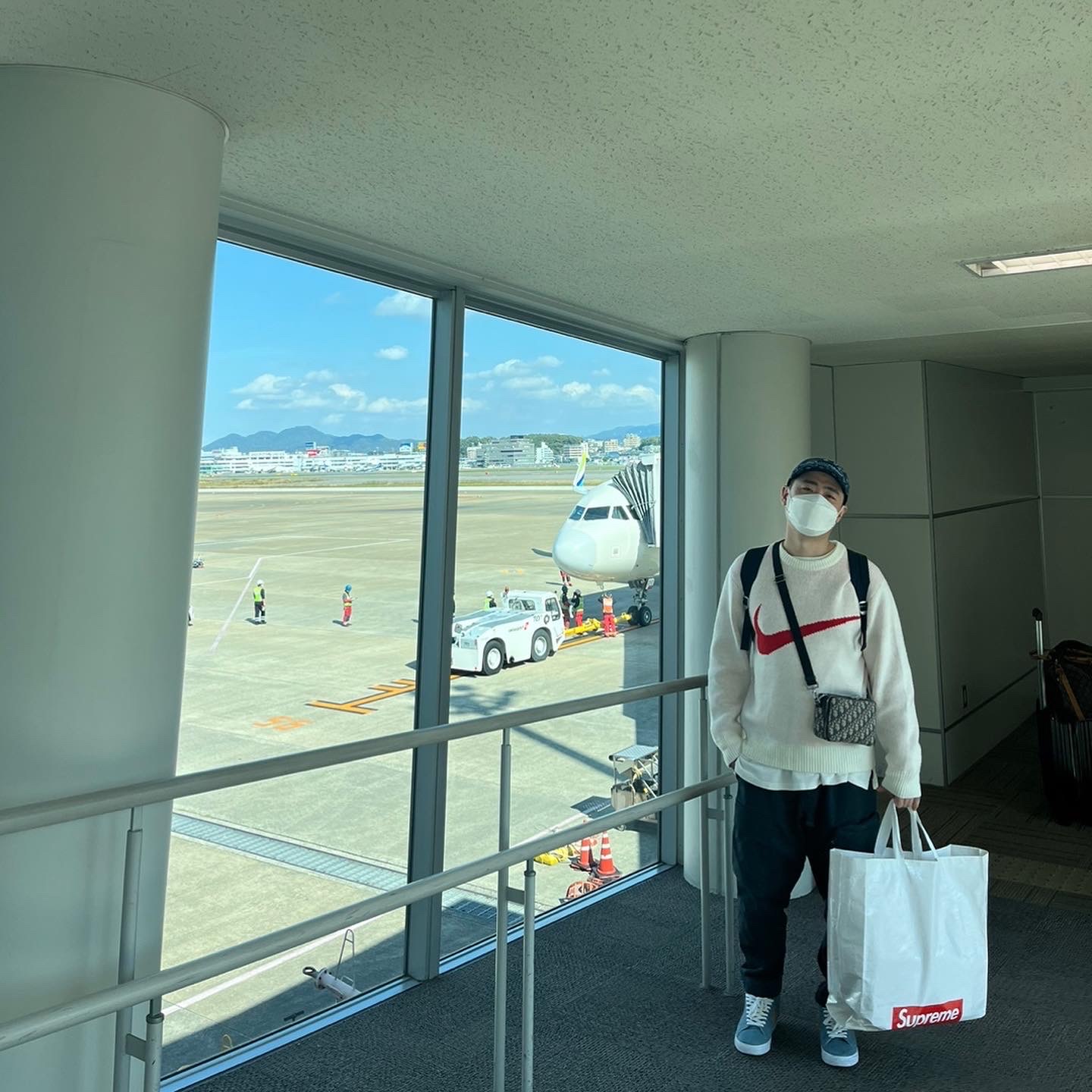 Dior Shoulder Strap Pouch Beige & Black Dior Oblique Jacquard, Supreme x Nike Swoosh Sweater White - 19SS 착용 스타일 - 2