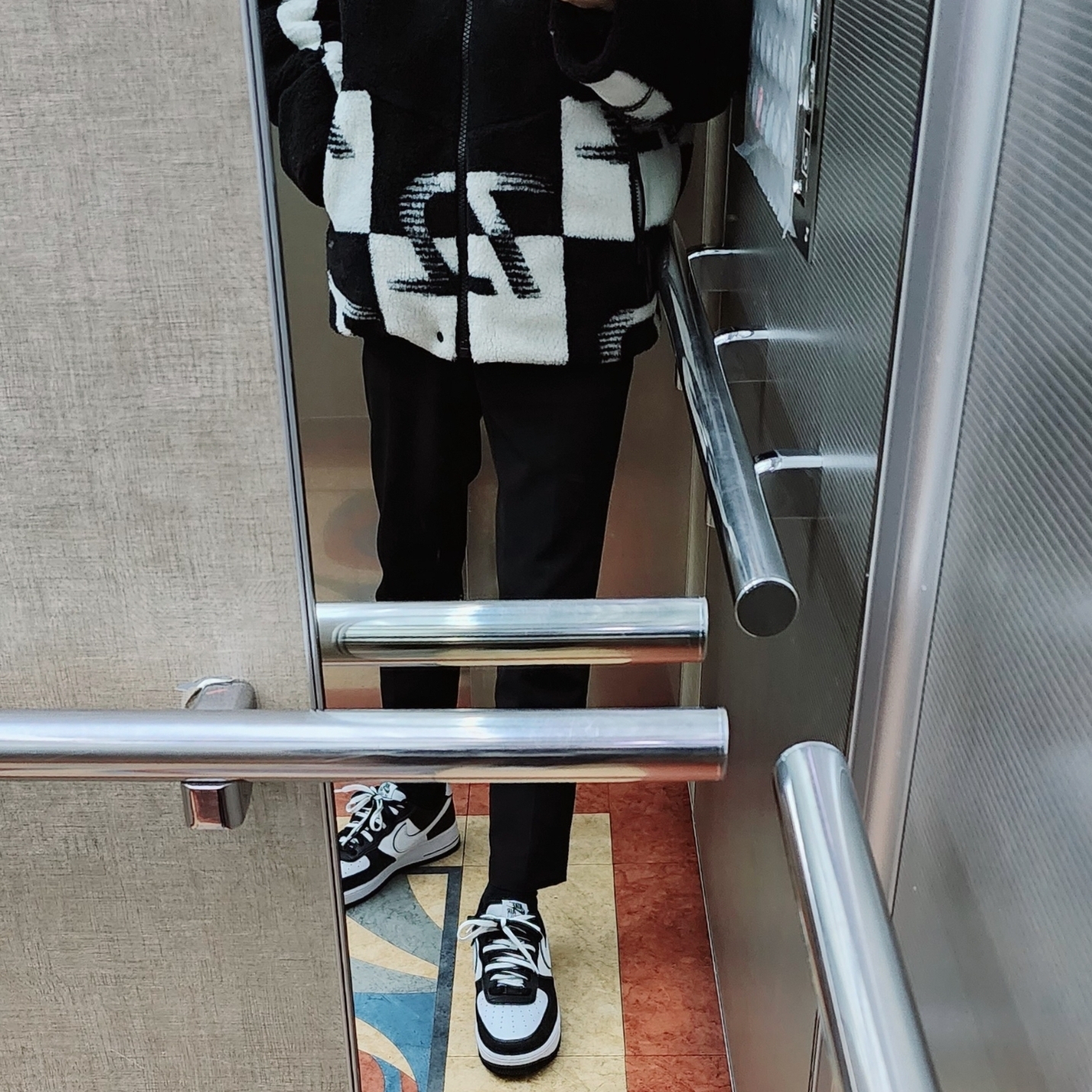 Nike Air Force 1 '07 LV8 White Black 착용 스타일