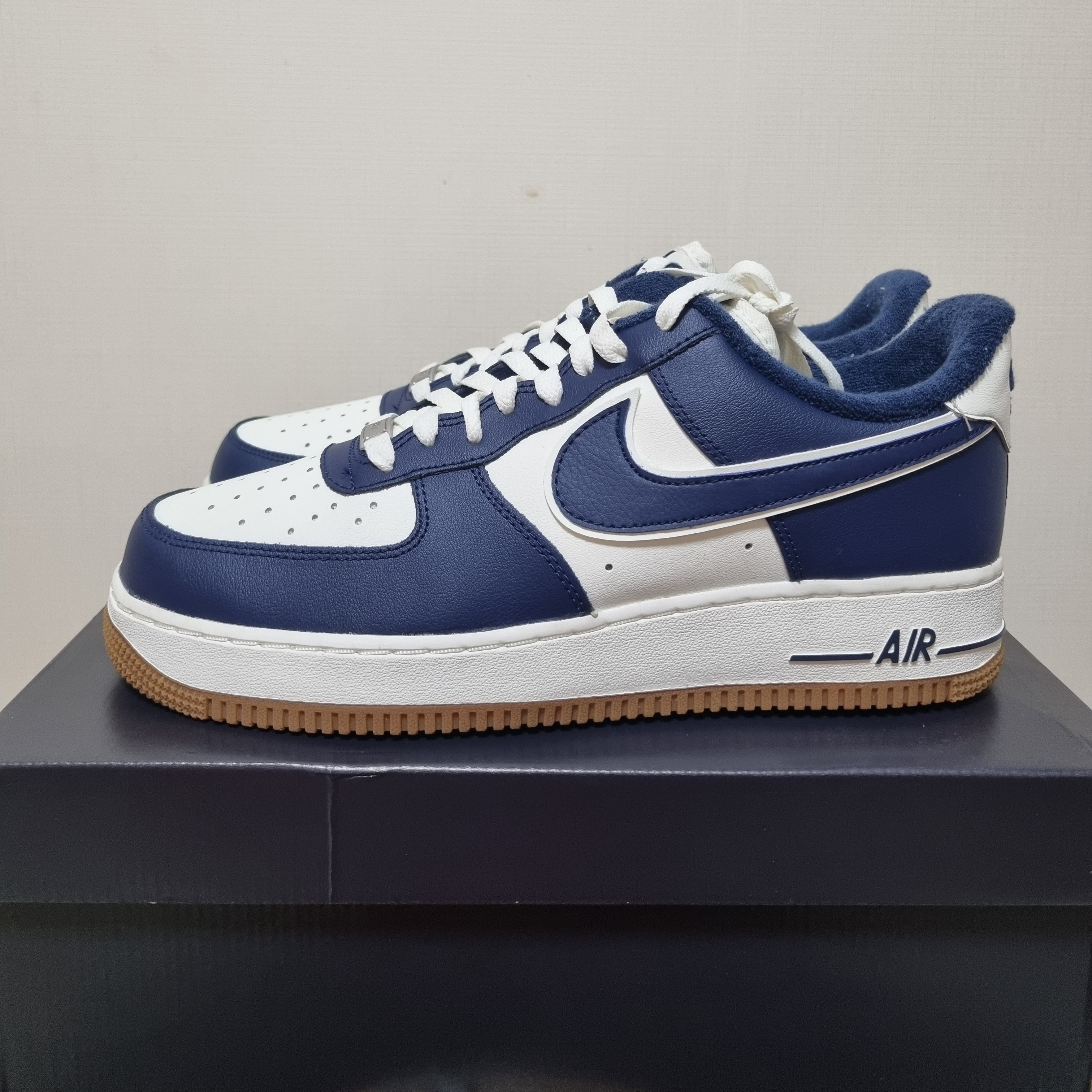 Nike Air Force 1 '07 LV8 Midnight Navy 착용 스타일 - 2