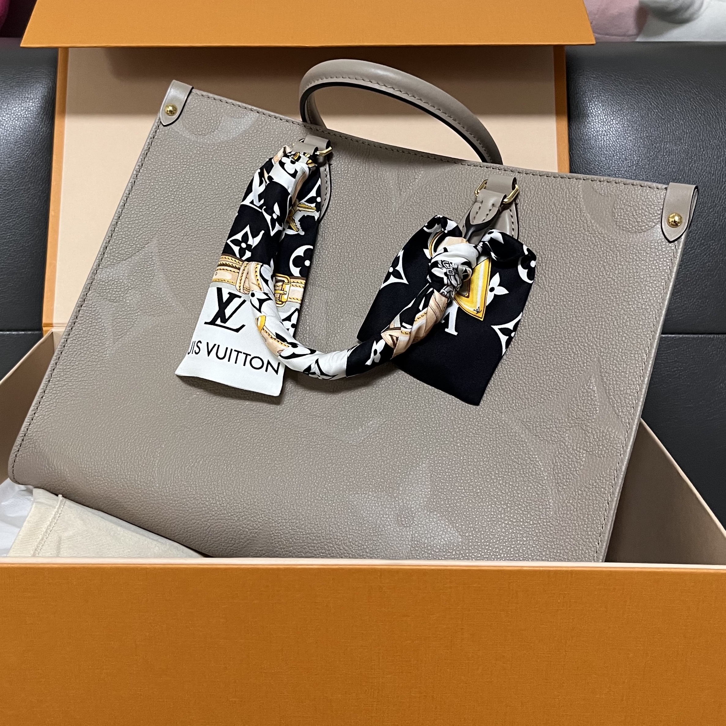 Louis Vuitton Onthego MM Monogram, (W) Louis Vuitton Monogram Confidential Bandeau Black 착용 스타일 - 2