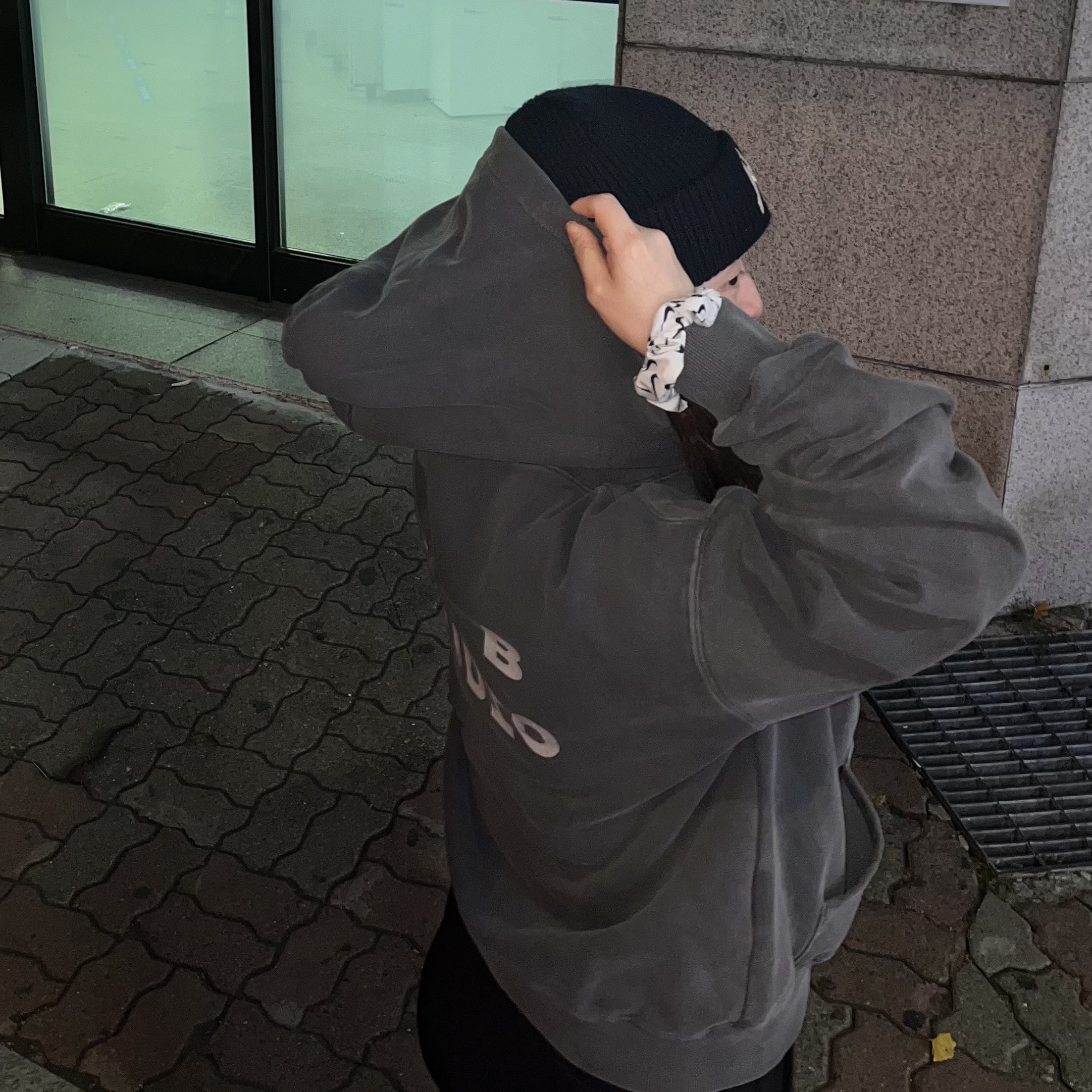 IAB Studio Pigment Hoodie & Sack Black 착용 스타일