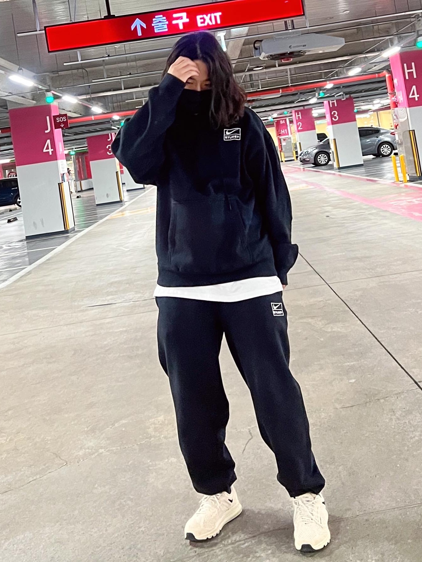Nike x Stussy NRG RA Washed Pullover Hoodie Black (DN4028-010), Nike x Stussy Air Max 2013 Fossil 착용 스타일 - 1