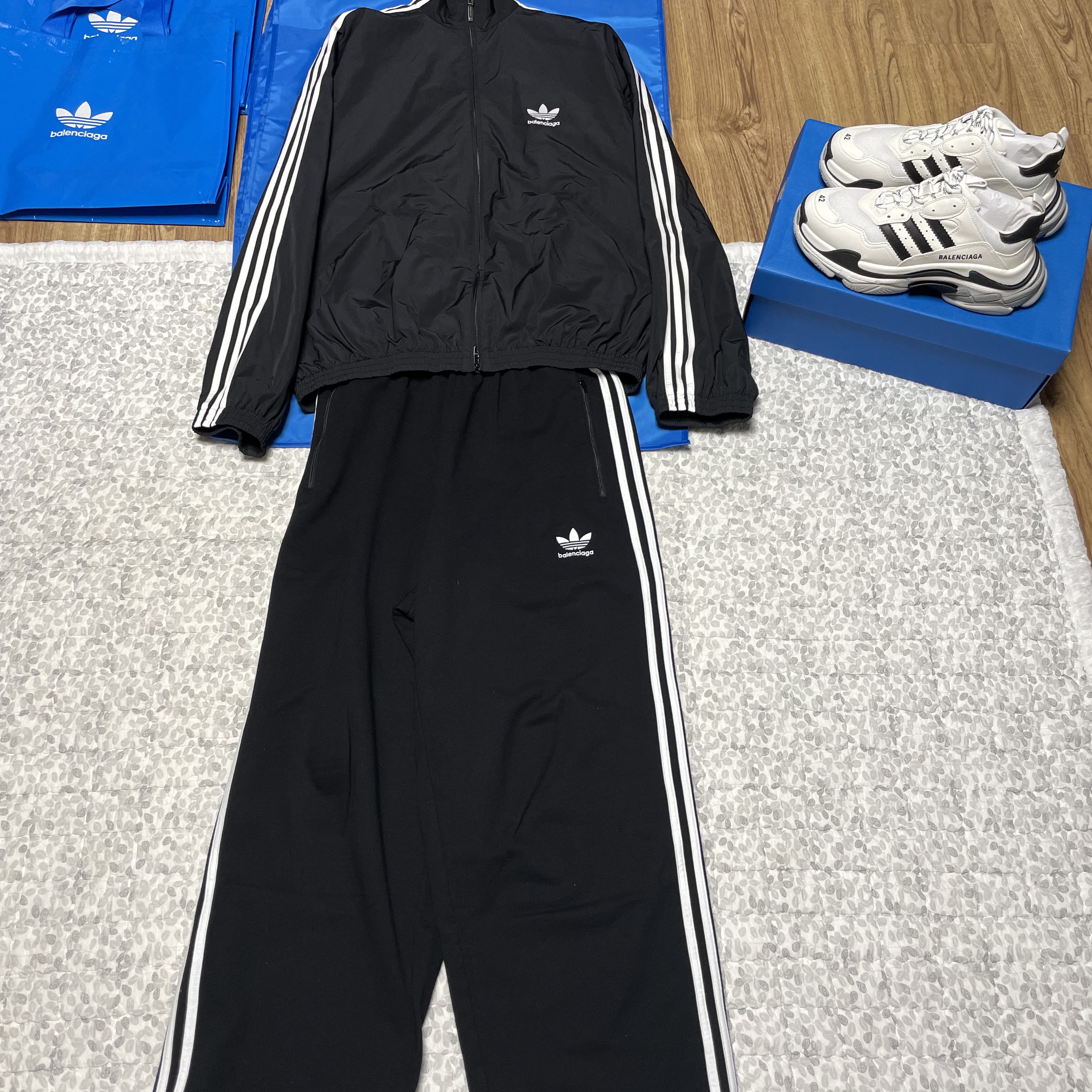 Balenciaga x Adidas Performance Poplin Tracksuit Jacket Black, Balenciaga x Adidas Cropped Sweatpants Black 착용 스타일