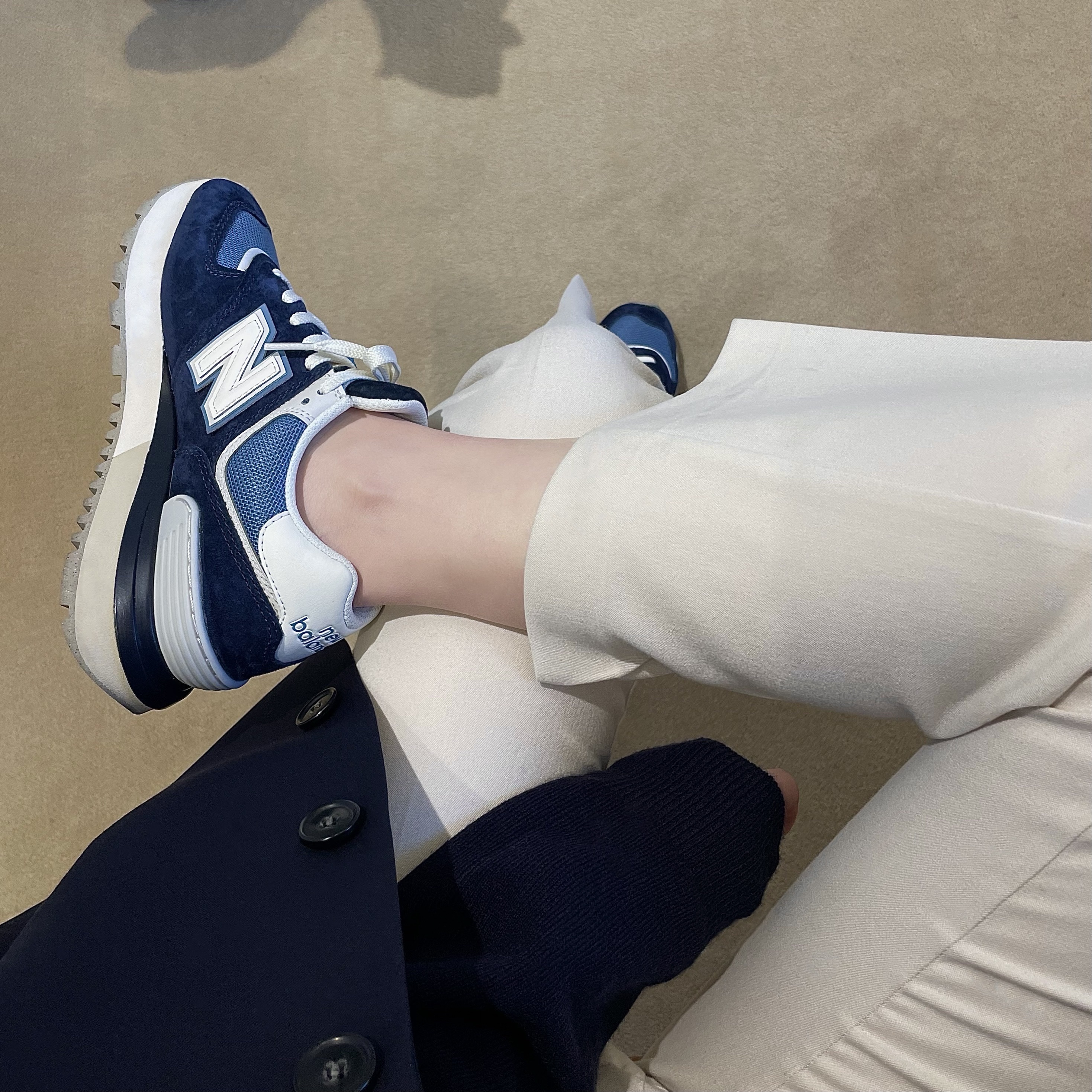 New Balance 574 Legacy Navy Sea Salt 착용 스타일 - 2