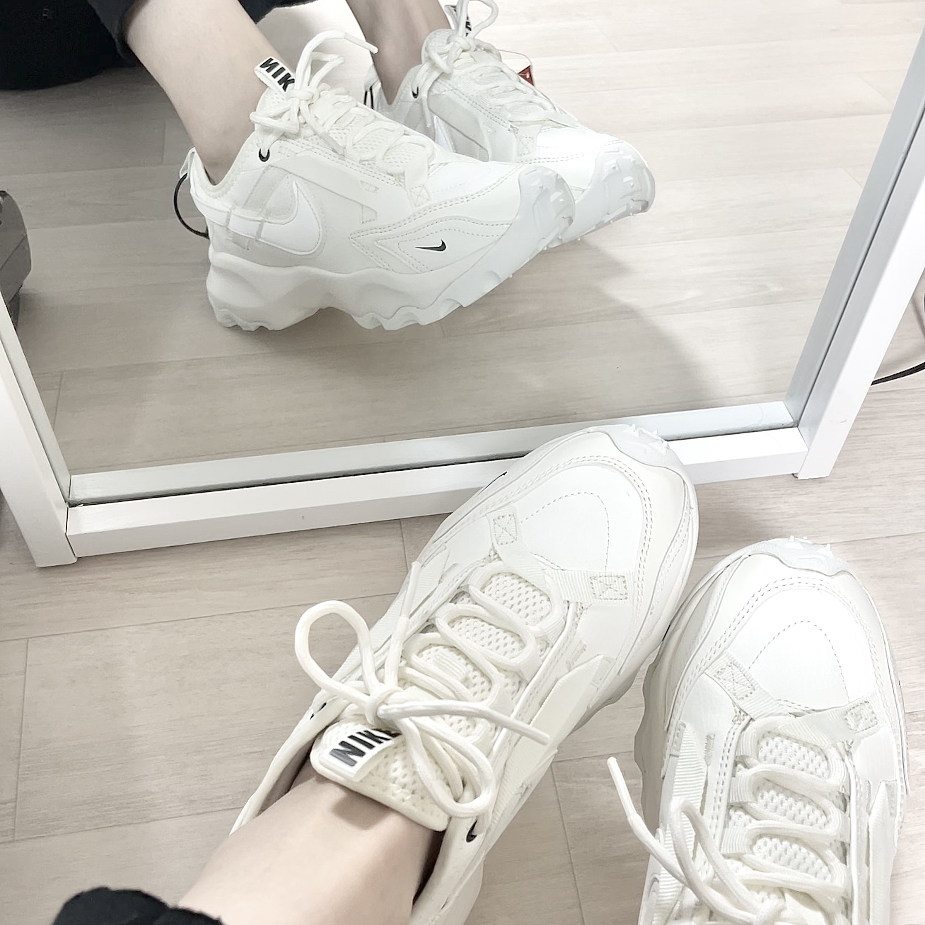 (W) Nike TC 7900 Summit White 착용 스타일