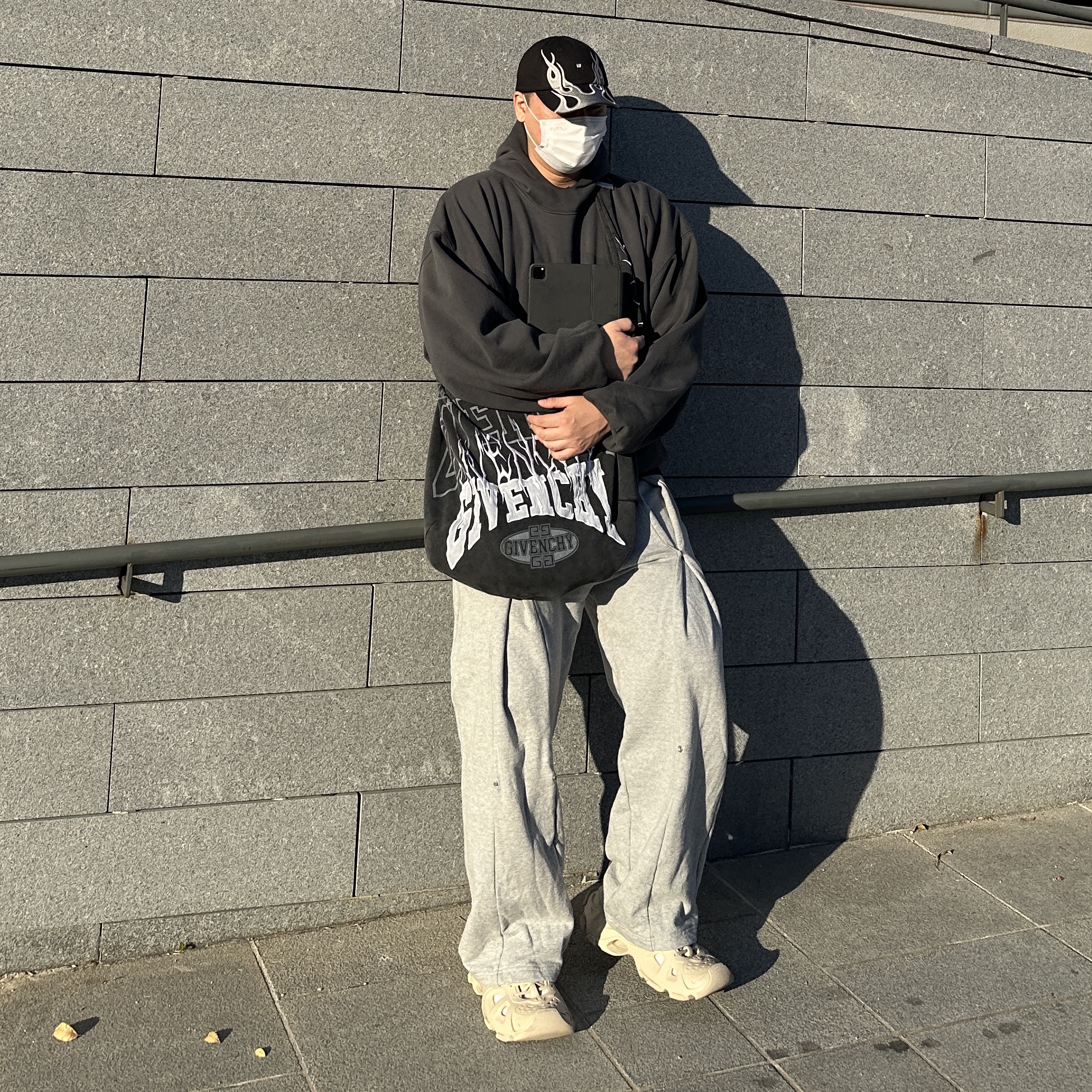 Yeezy Gap Engineered By Balenciaga Dove Hoodie Black, Yeezy Gap Engineered By Balenciaga Flame Cap Black 착용 스타일 - 2