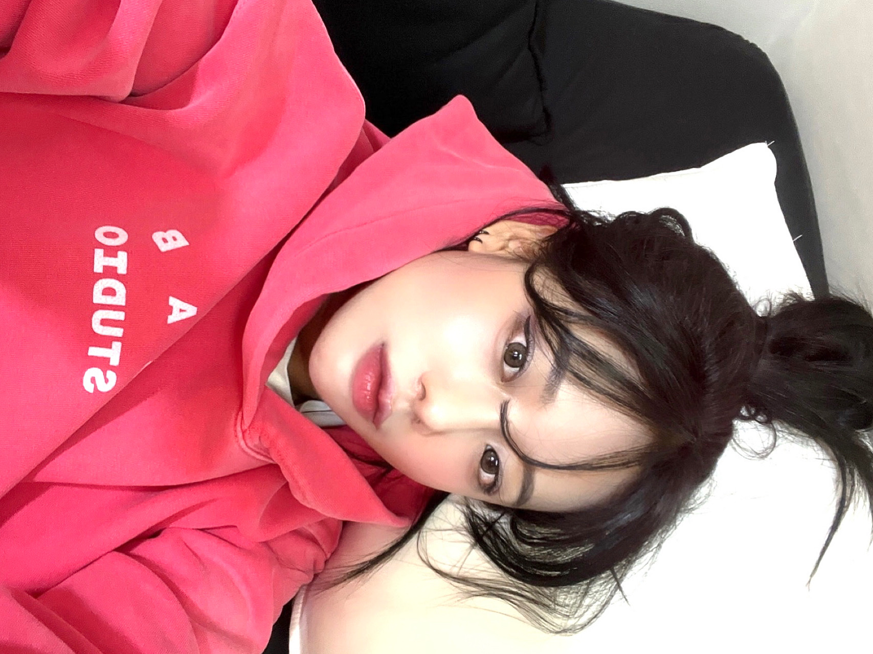 IAB Studio Pigment Hoodie & Sack Coral 착용 스타일