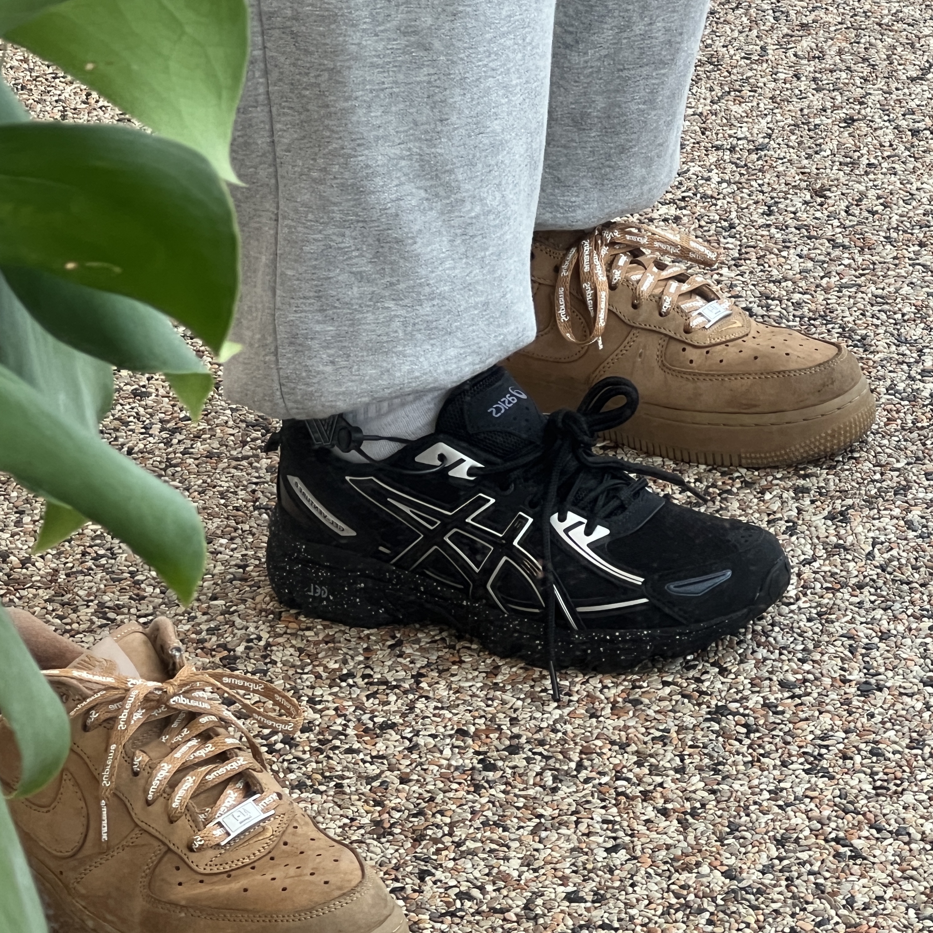 Asics Gel-Venture 6 Trail Black, Nike x Supreme Air Force 1 Low Flax 착용 스타일 - 2
