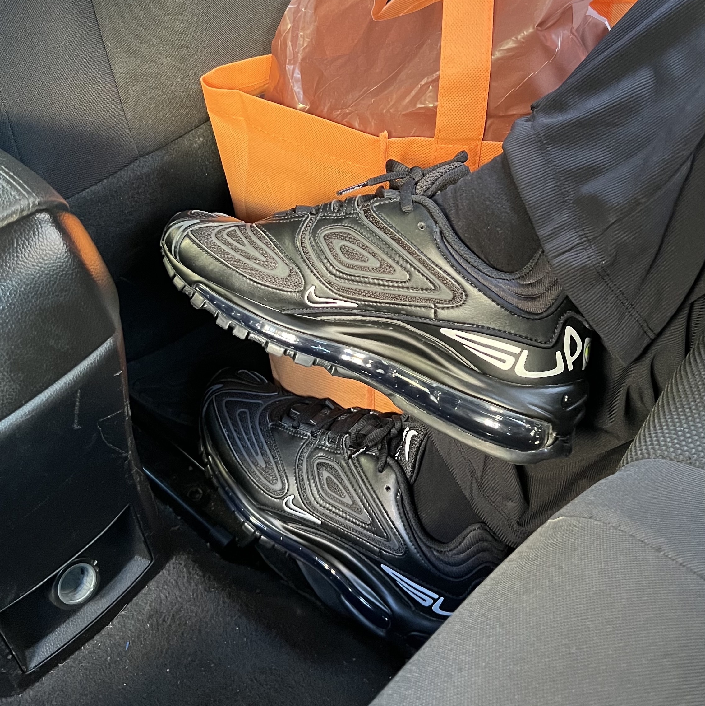 Nike x Supreme Air Max 98 TL Black 착용 스타일 - 1