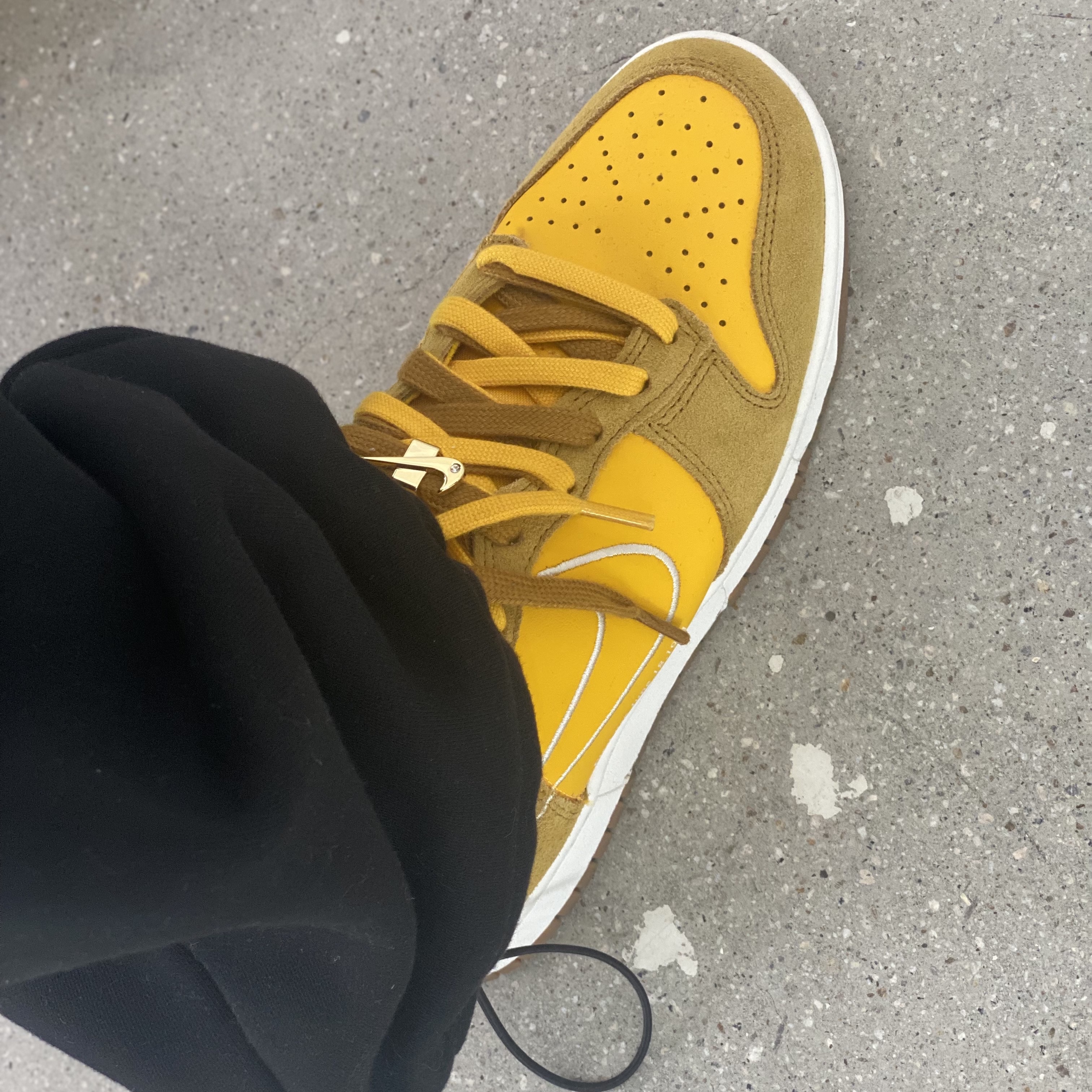 (W) Nike Dunk High SE First Use University Gold 착용 스타일 - 2