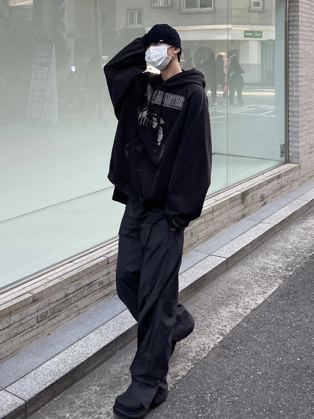Balenciaga x Crocs Rubber Boot Black 착용 스타일 - 3