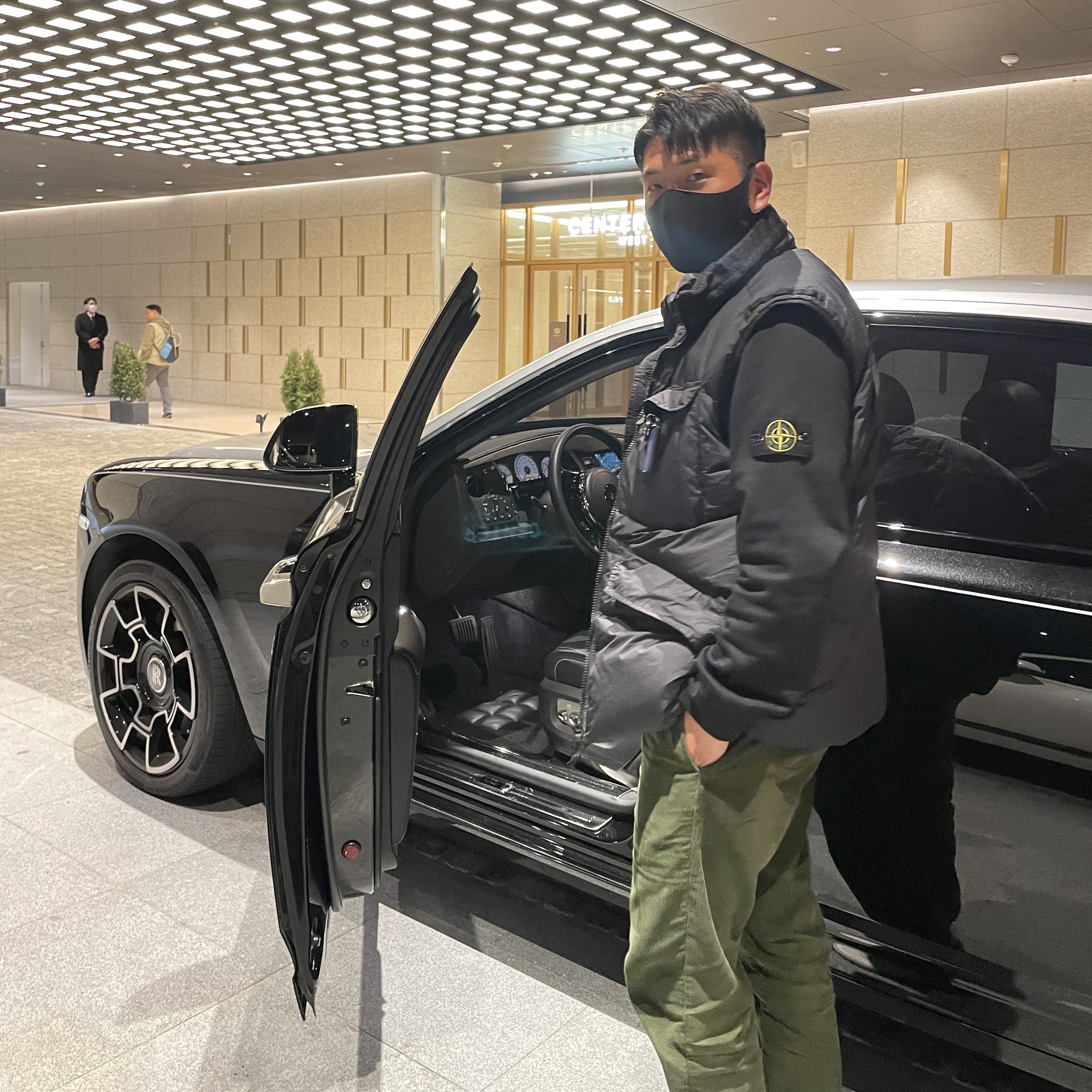 Stone Island 63020 Crewneck Sweatshirt Black - 22FW, Stone Island G0123 Garment Dyed Crinkle Reps Nylon Down Vest Black - 22FW 착용 스타일 - 1