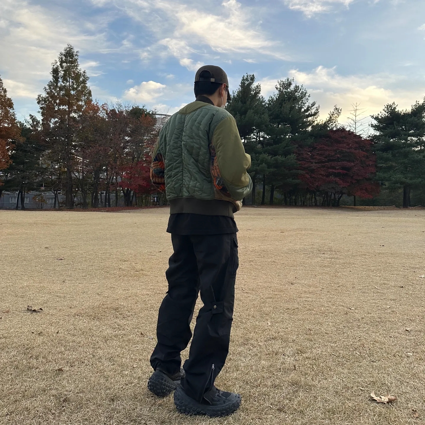 Andersson Bell x Asics Contrast Quilting Bomber Jacket Khaki, Andersson Bell x Asics Cargo Pants Black 착용 스타일 - 2