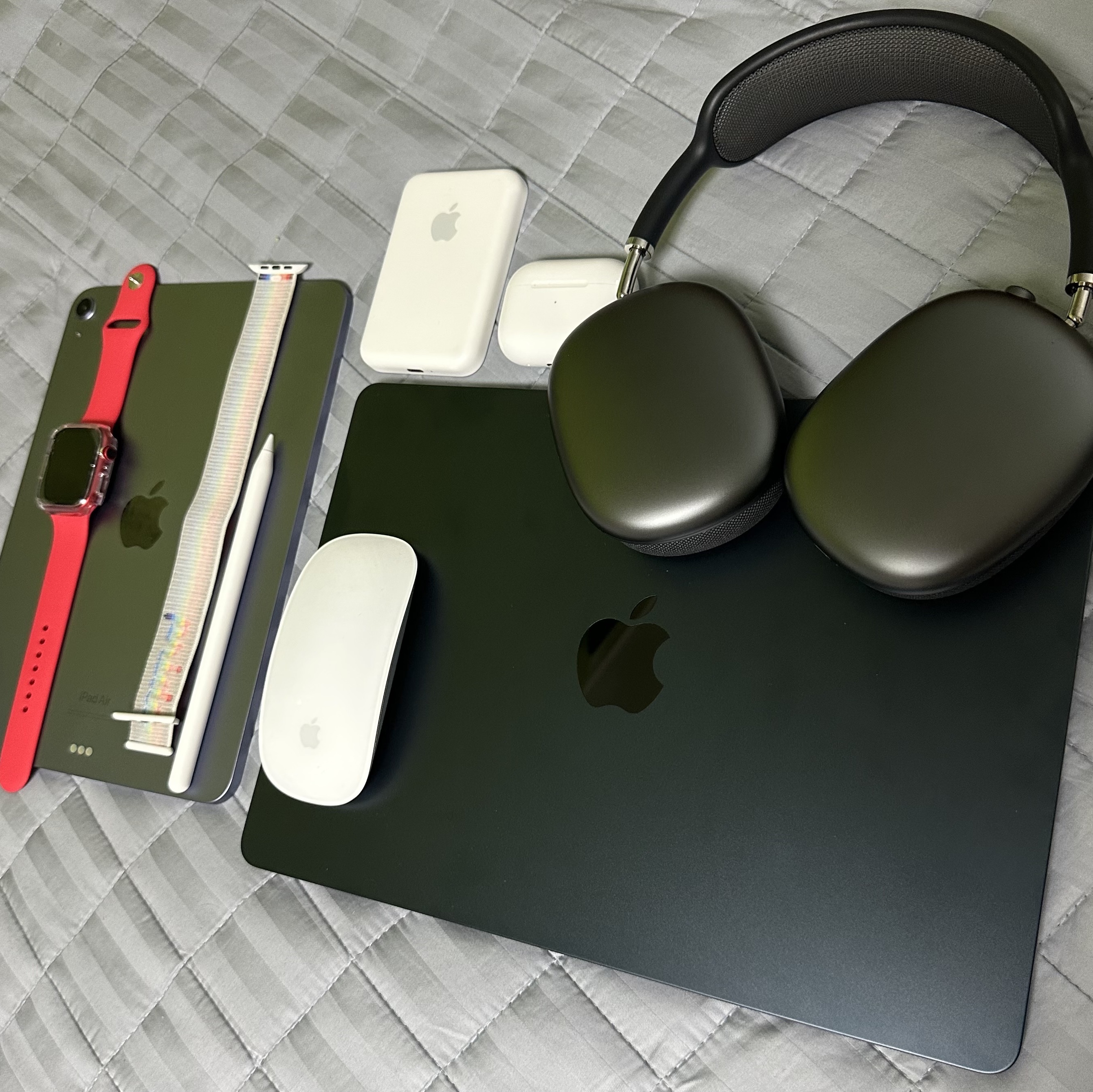 Apple AirPods Max Lightning Space Gray (Korean Ver.), Apple iPad Air 5th Gen Wifi 64GB Purple (Korean Ver.) 착용 스타일 - 1