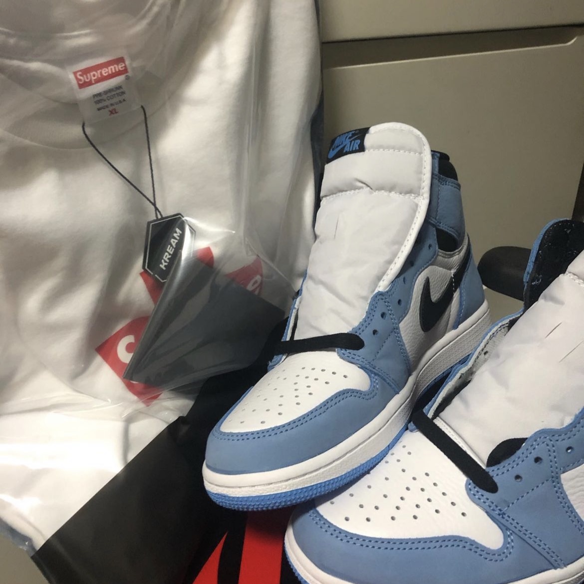 Supreme Cross Box Logo T-Shirt White - 20FW, Jordan 1 Retro High OG University Blue 착용 스타일