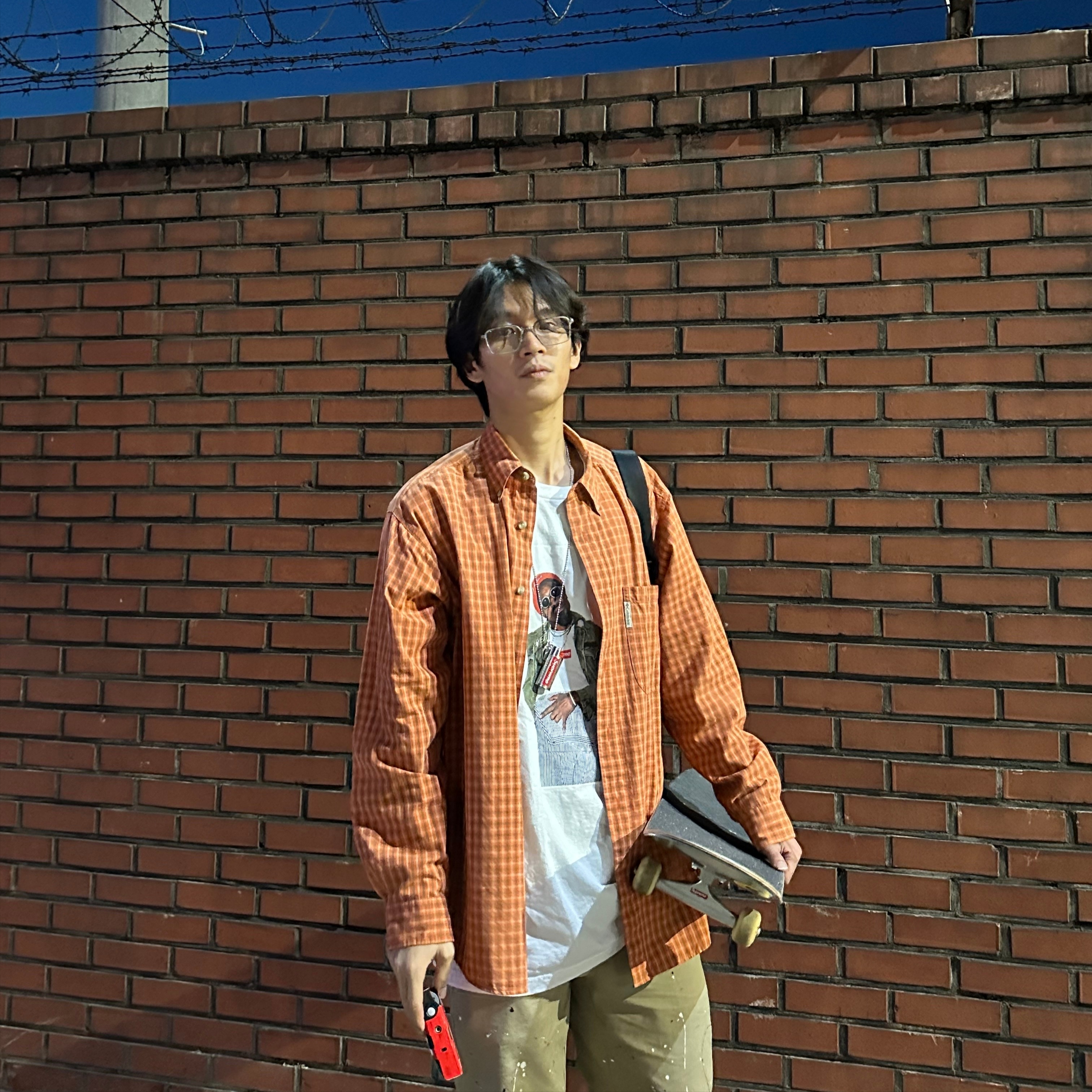 Supreme Andre 3000 T-Shirt White - 22FW, Supreme Metal Lighter Holster - 19SS 착용 스타일