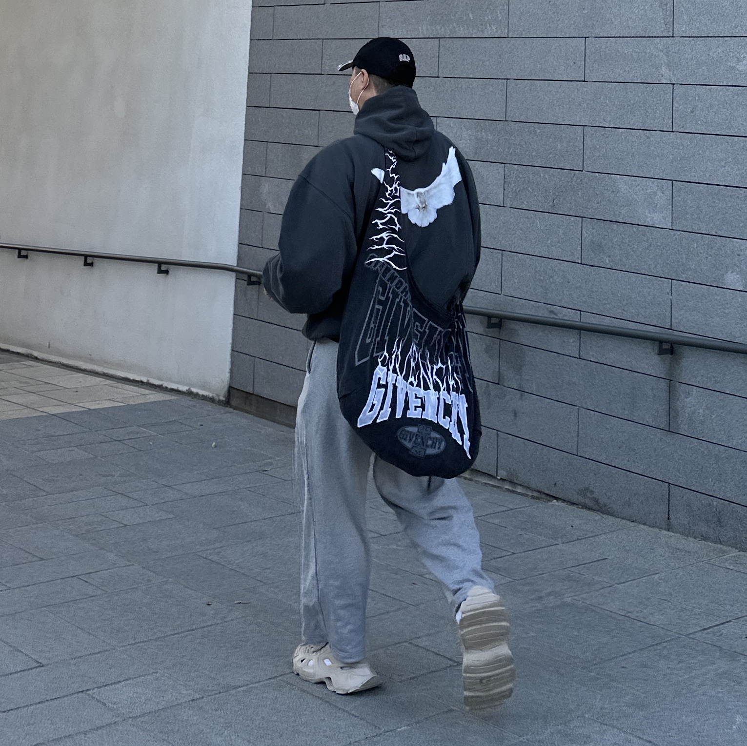 Yeezy Gap Engineered By Balenciaga Dove Hoodie Black, Yeezy Gap Engineered By Balenciaga Flame Cap Black 착용 스타일 - 1