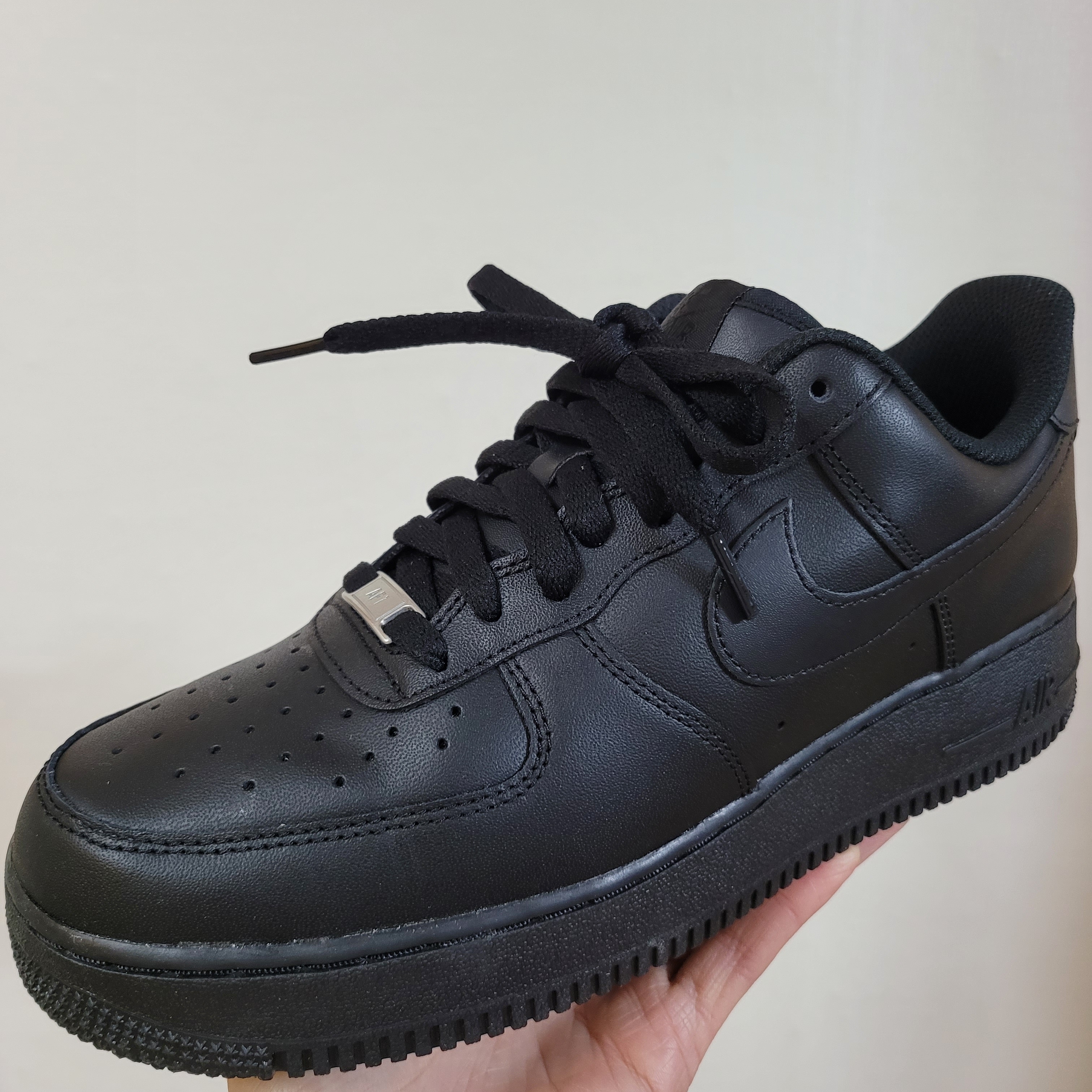 Nike Air Force 1 '07 Low Triple Black 착용 스타일 - 1