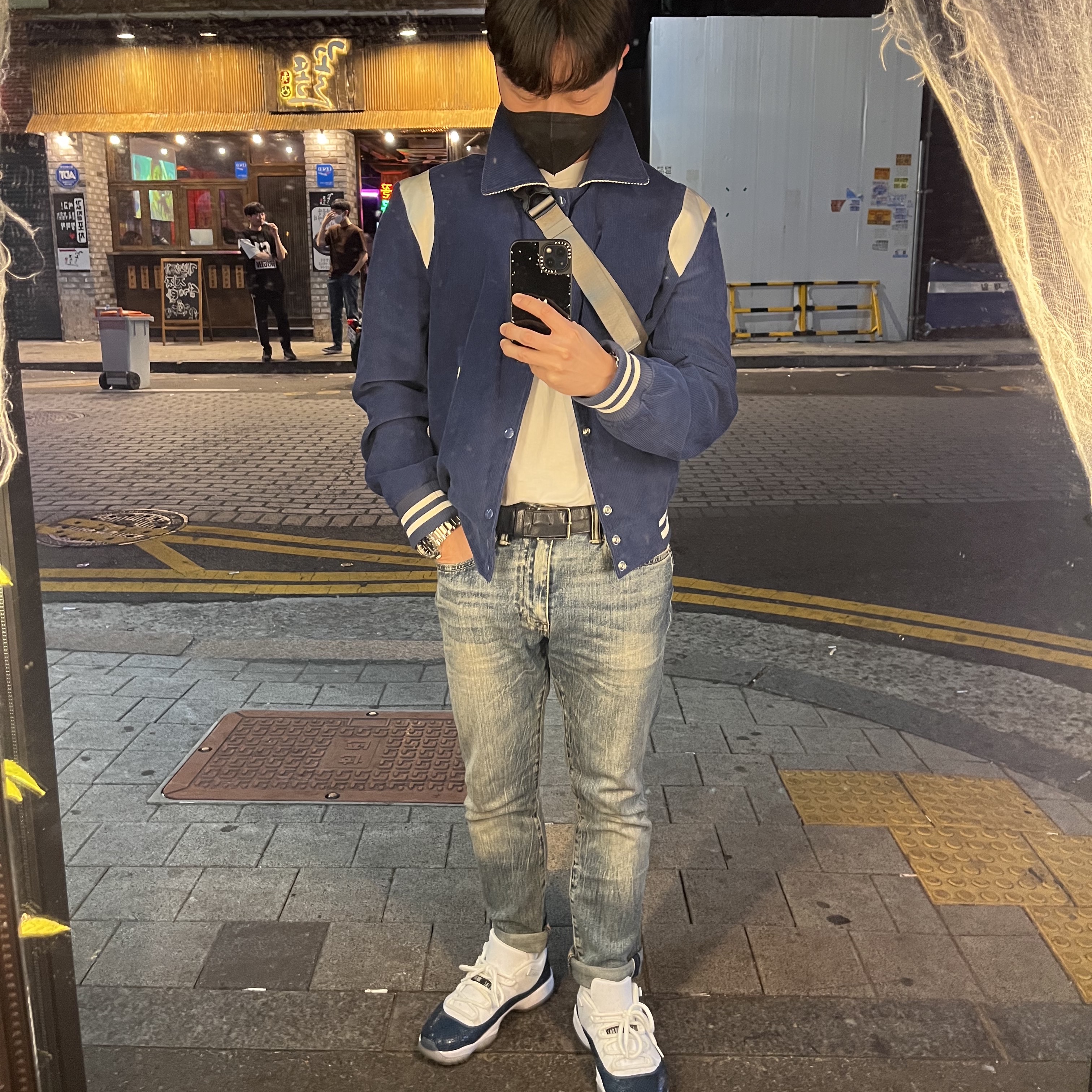 Jordan 11 Retro Low Navy Snakeskin 2019, C.P. Company Nylon B Crossbody Pack Metal Grey - 22FW 착용 스타일