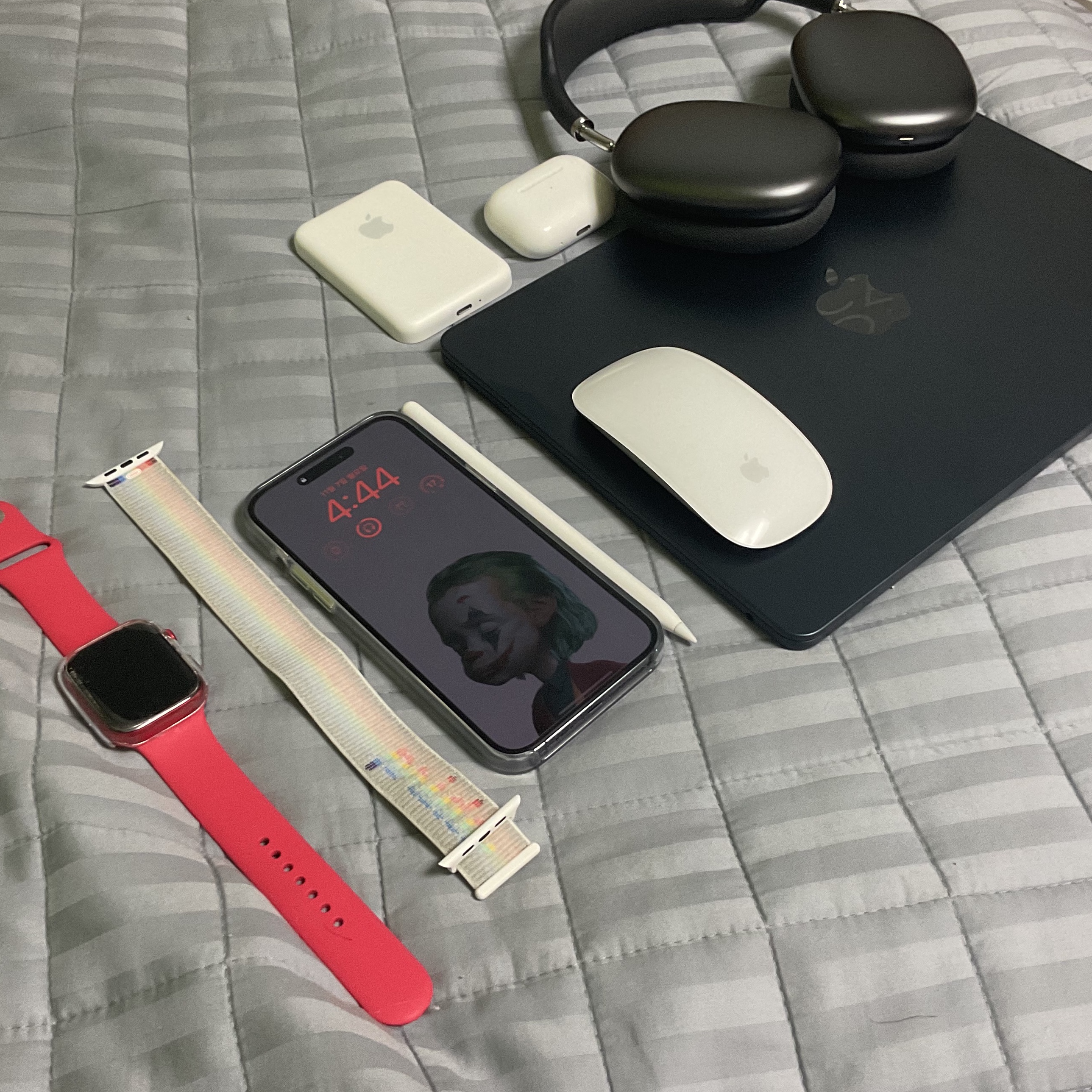 Apple AirPods Max Lightning Space Gray (Korean Ver.), Apple iPad Air 5th Gen Wifi 64GB Purple (Korean Ver.) 착용 스타일 - 2