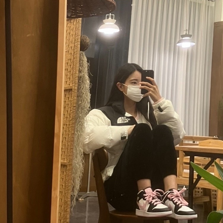 (GS) Jordan 1 Mid Light Arctic Pink, The North Face 1996 Eco Nuptse Jacket White 착용 스타일