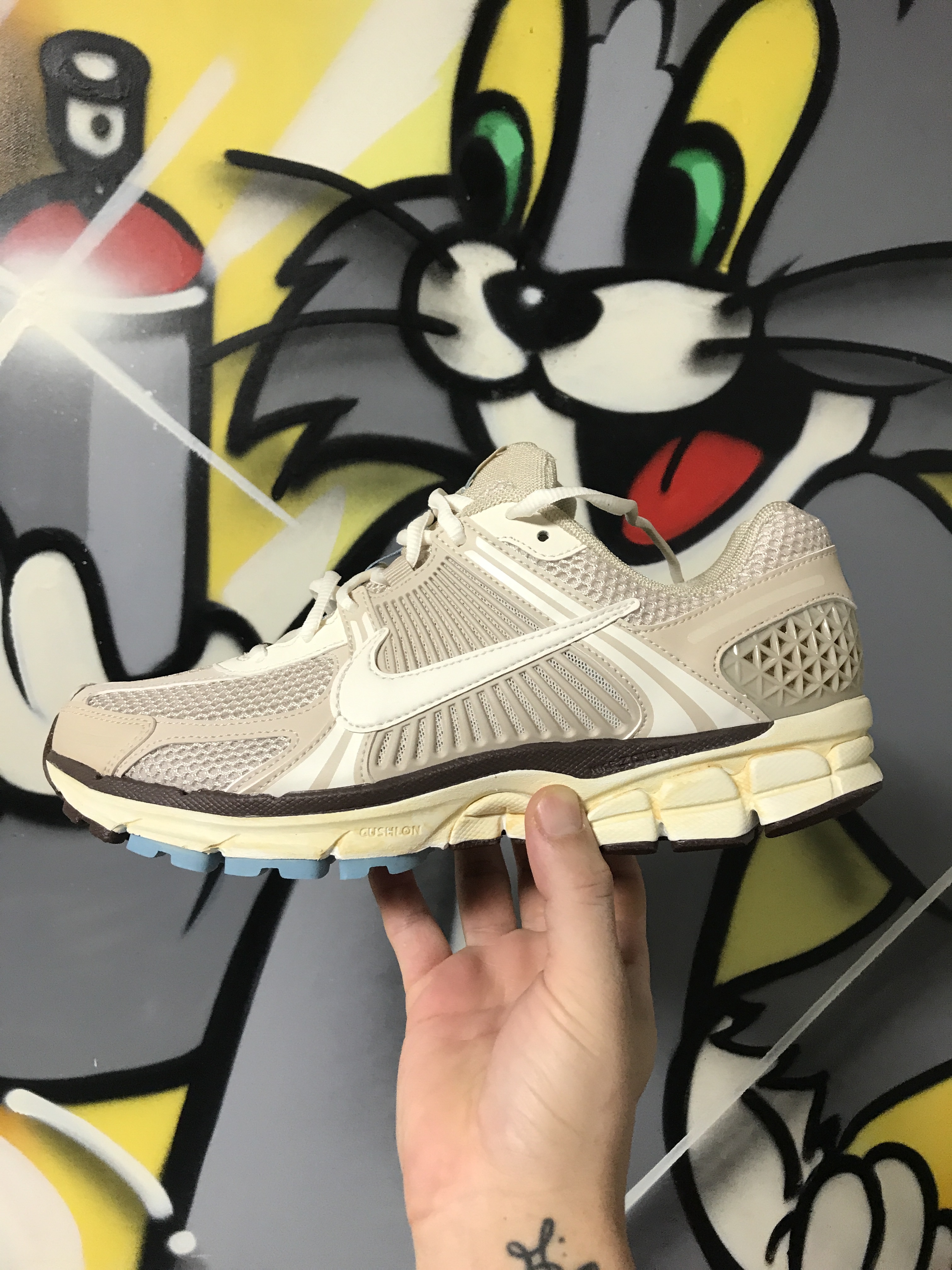 (W) Nike Zoom Vomero 5 Oatmeal 착용 스타일 - 1