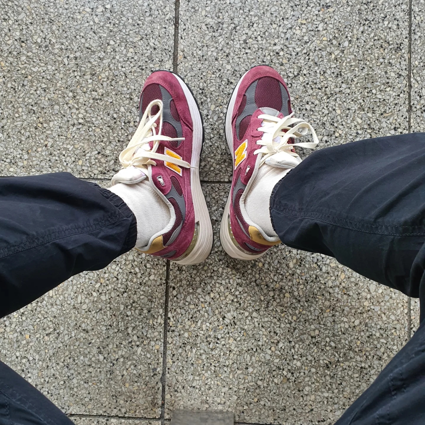 New Balance 992 Made in USA Burgundy Gold 착용 스타일 - 1